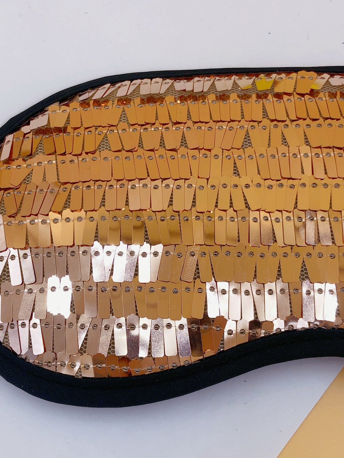 In-stock eye masks: Champagne-colored sequined glitter eye masks, student sleep eye masks, breathable and light-blocking, embroidered eye masks, plush eye masks, soft and comfortable, unisex eye masks. Customizable. Factory customization, sample production based on submission, and order production are all available details Picture