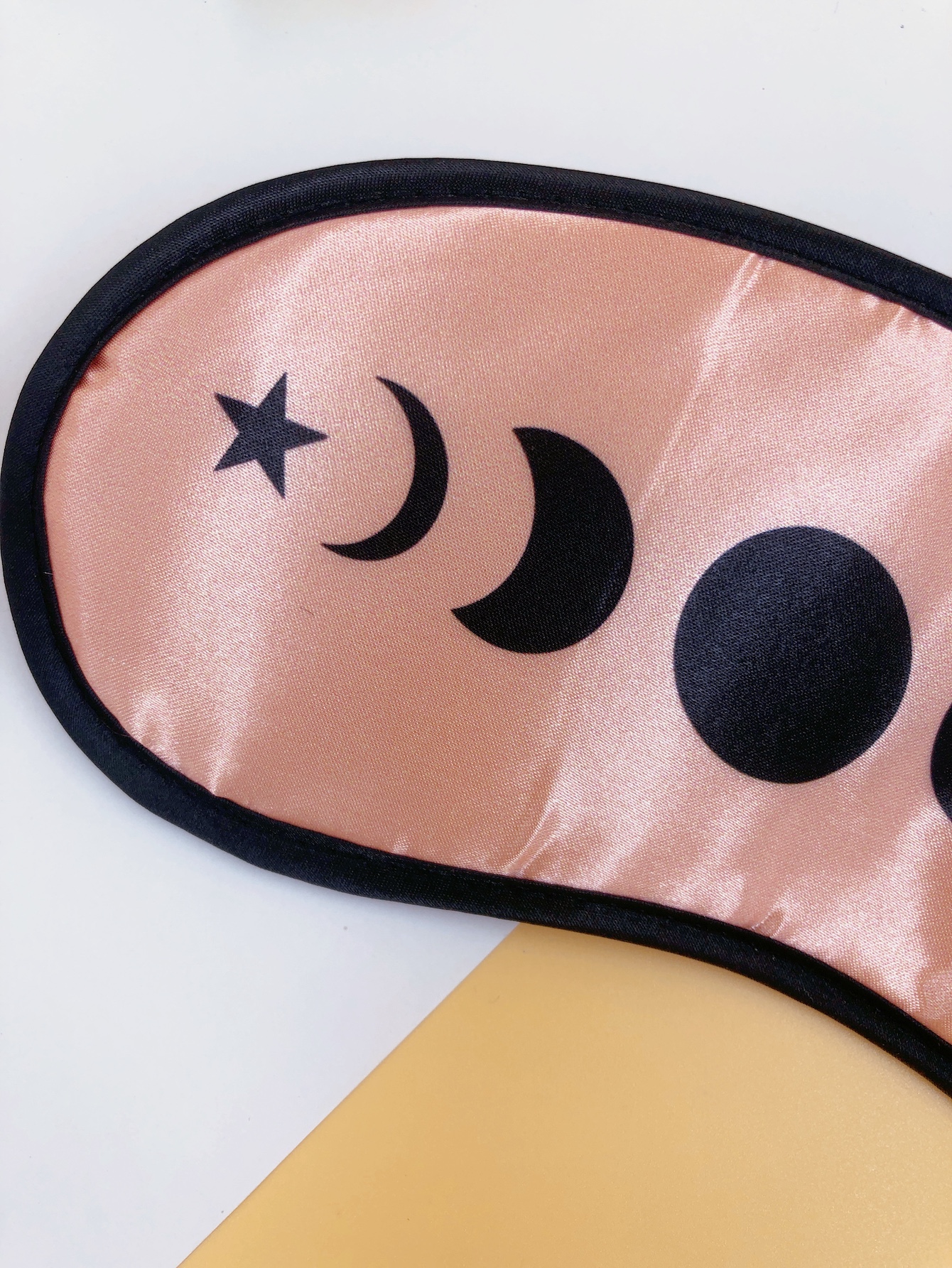 In-stock eye masks, printed moon-shaped polyester eye masks, student sleep eye masks, breathable and light-blocking, embroidered eye masks, plush eye masks, soft and comfortable, unisplendable, eye masks for both men and women, customizable, factory customization, sample making, order production are all available Specification image