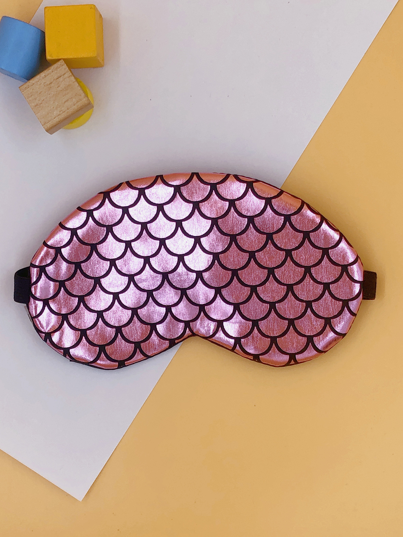 Ready-made eye masks, plum red fish scale polyester eye masks, student sleep eye masks, breathable and light-blocking, embroidered eye masks, plush eye masks, soft and comfortable, suitable for both men and women, eye masks available for customization. Factory customization, sample production based on submission, and order production are all acceptable details Picture