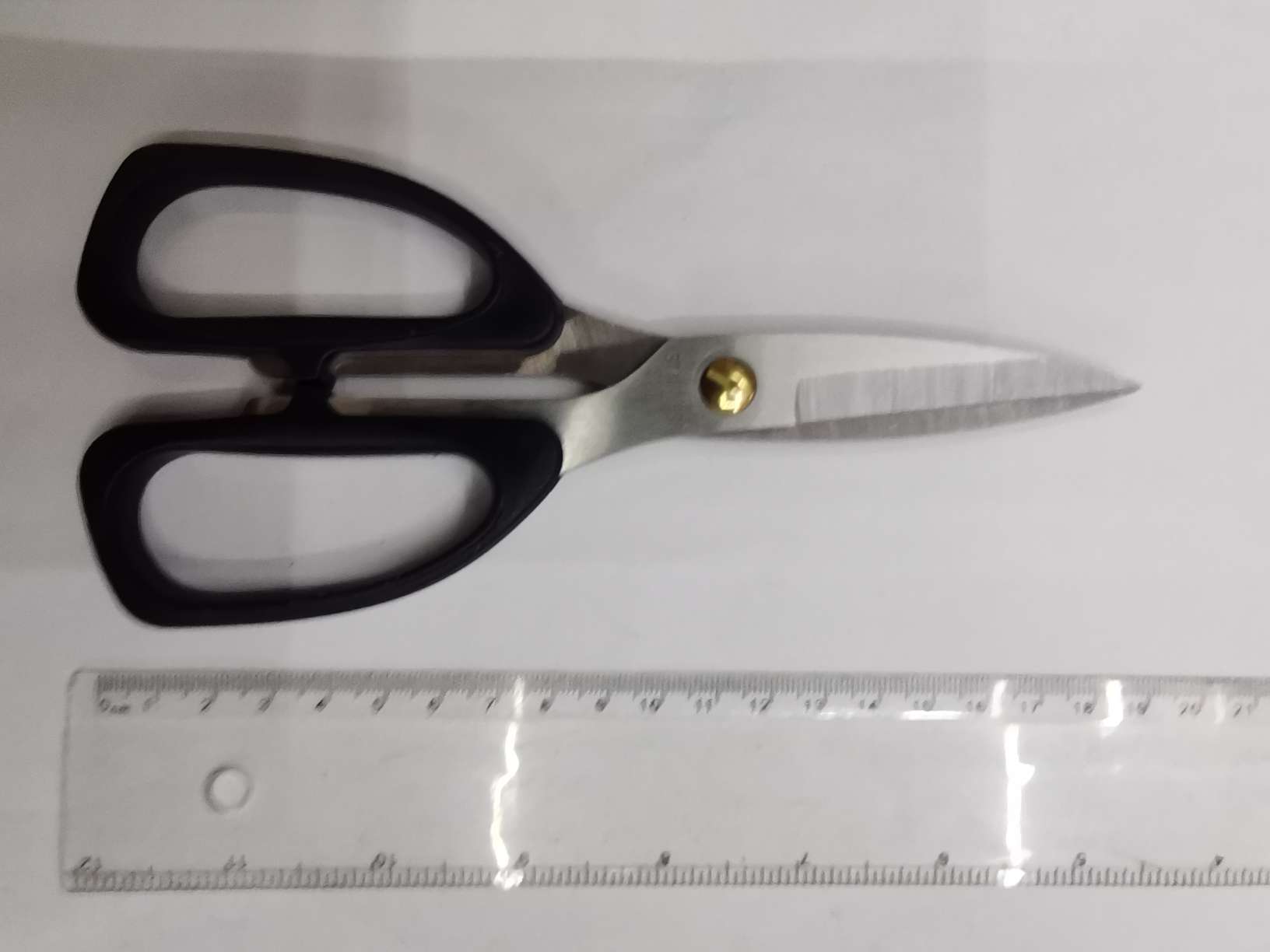 Powerful scissors, department store scissors, hardware tools, knives, scissors, kitchen scissors, stainless steel powerful scissors, household scissors Application Scenario
