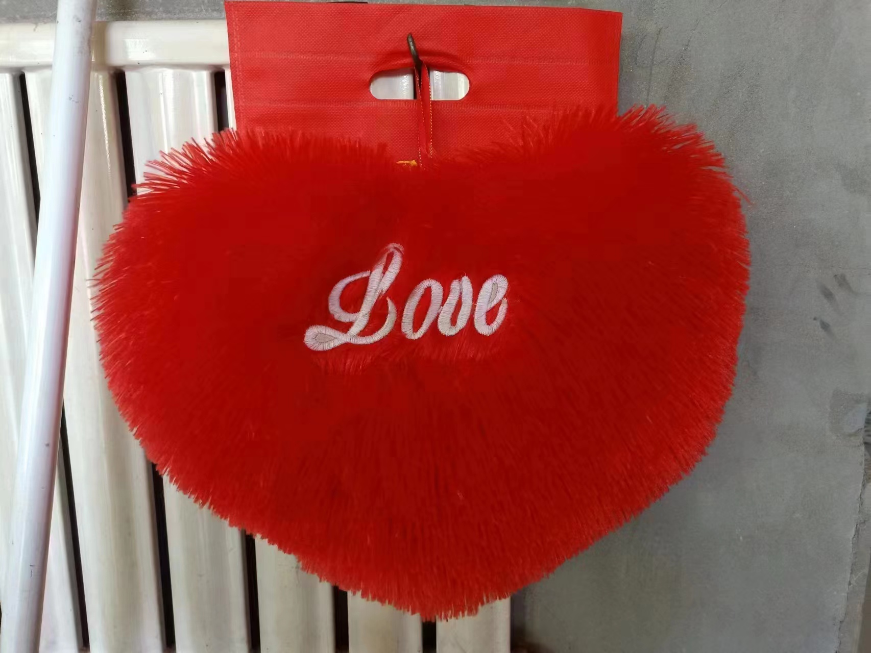 Red heart-shaped throw pillows, dance props, heart-shaped pillows, plush toys, sofa cushions, car pillows, wedding gifts