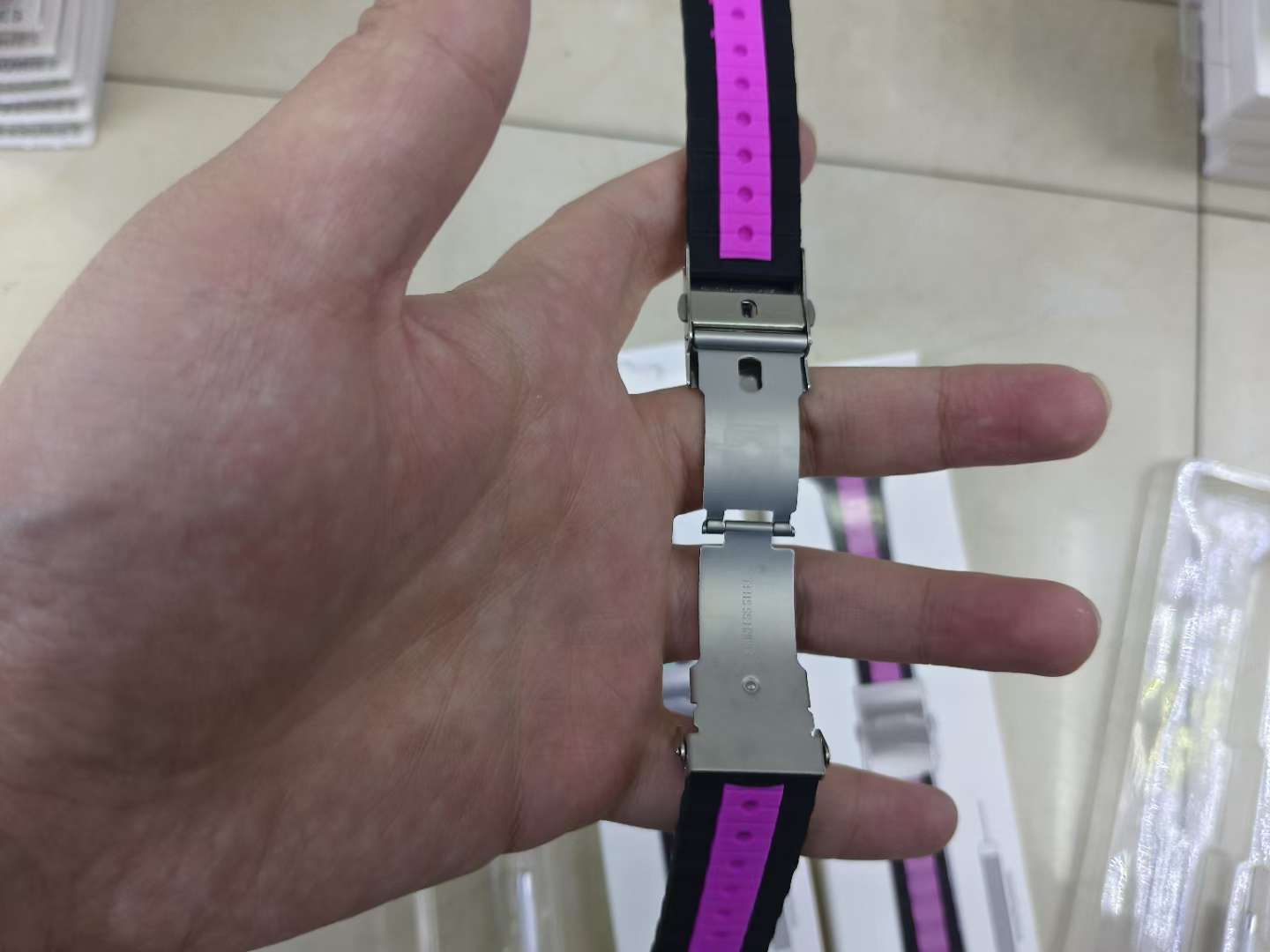 ينطبق على ساعة أبل واتش 7654321 DSE الرياضية مع أزرار معدنية مزدوجة ذات ثلاثة أزرار من السيليكون Item Picture
