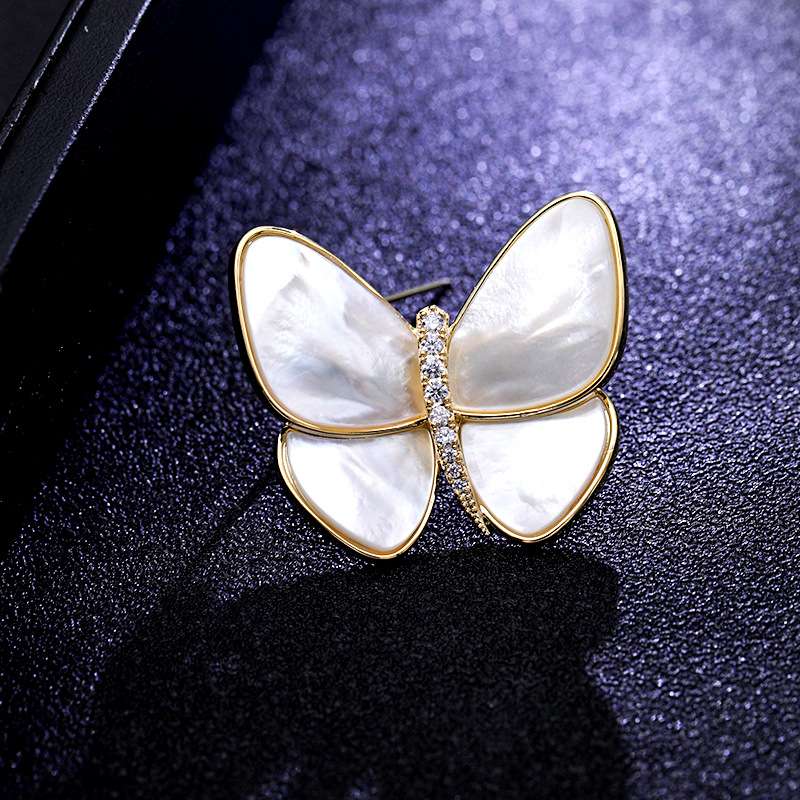 Japanese and Korean fashion natural shell zircon light luxury brooches, women's corsages, cute butterfly brooches, personalized anti-exposure brooches Application Scenario