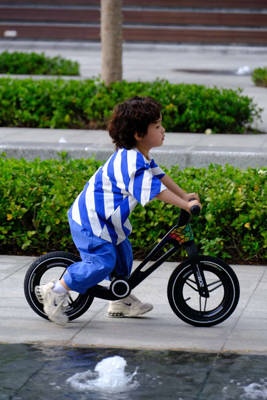 新款儿童滑行平衡车一体充气轮平衡车酷炫自行车座位高度可调节儿童自行车带脚踏滑板车新材料详情图5