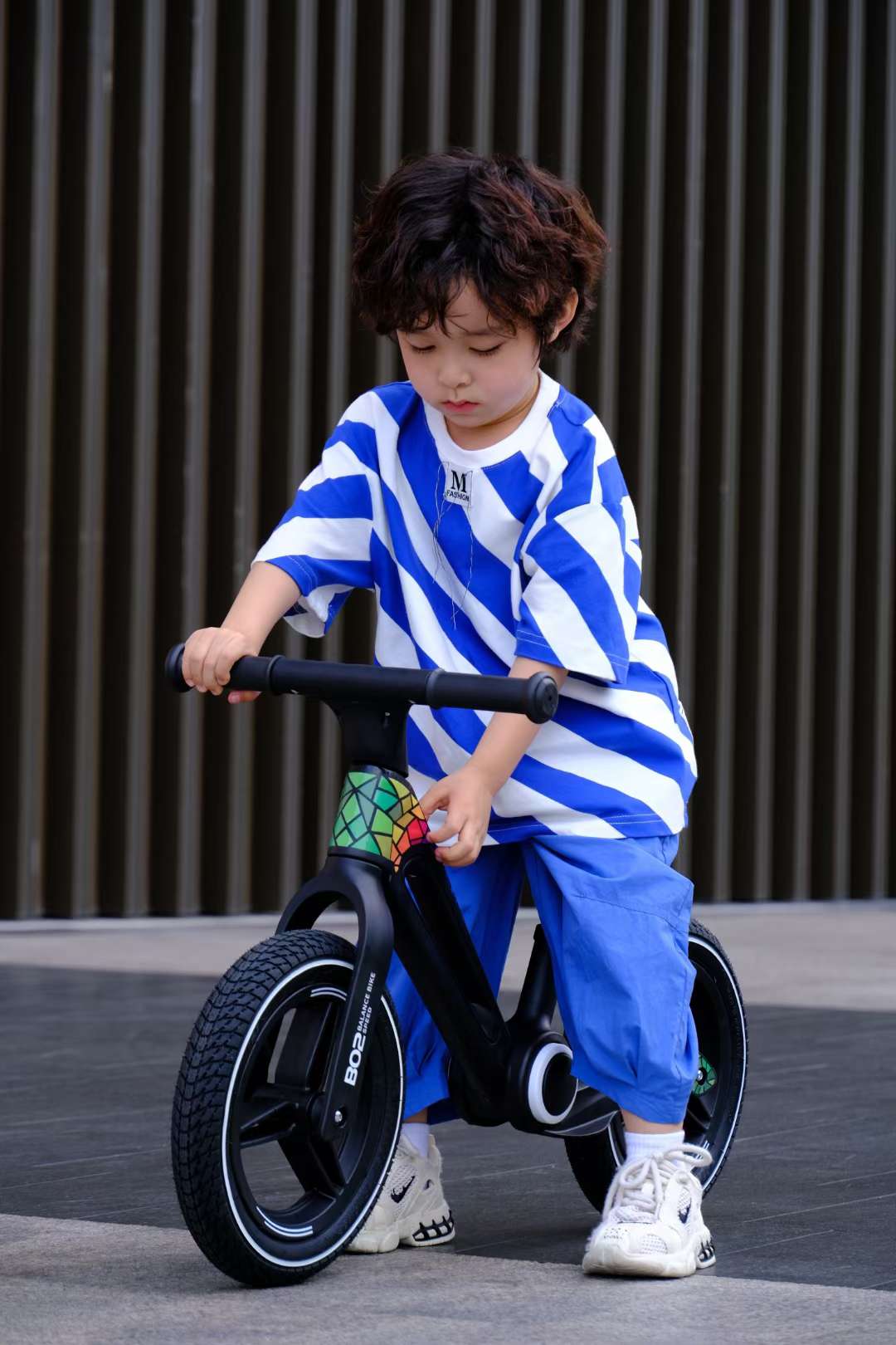 新款儿童滑行平衡车一体充气轮平衡车酷炫自行车座位高度可调节儿童自行车带脚踏滑板车新材料详情图2