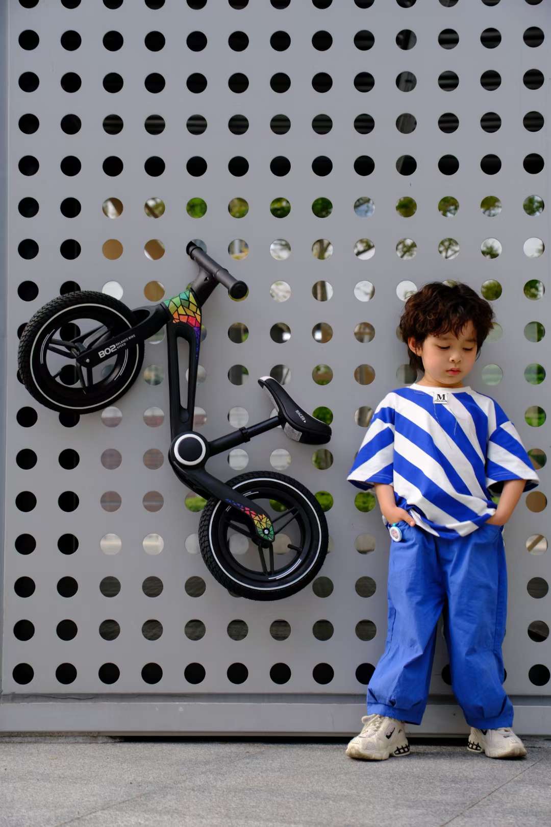 新款儿童滑行平衡车一体充气轮平衡车酷炫自行车座位高度可调节儿童自行车带脚踏滑板车新材料详情图2