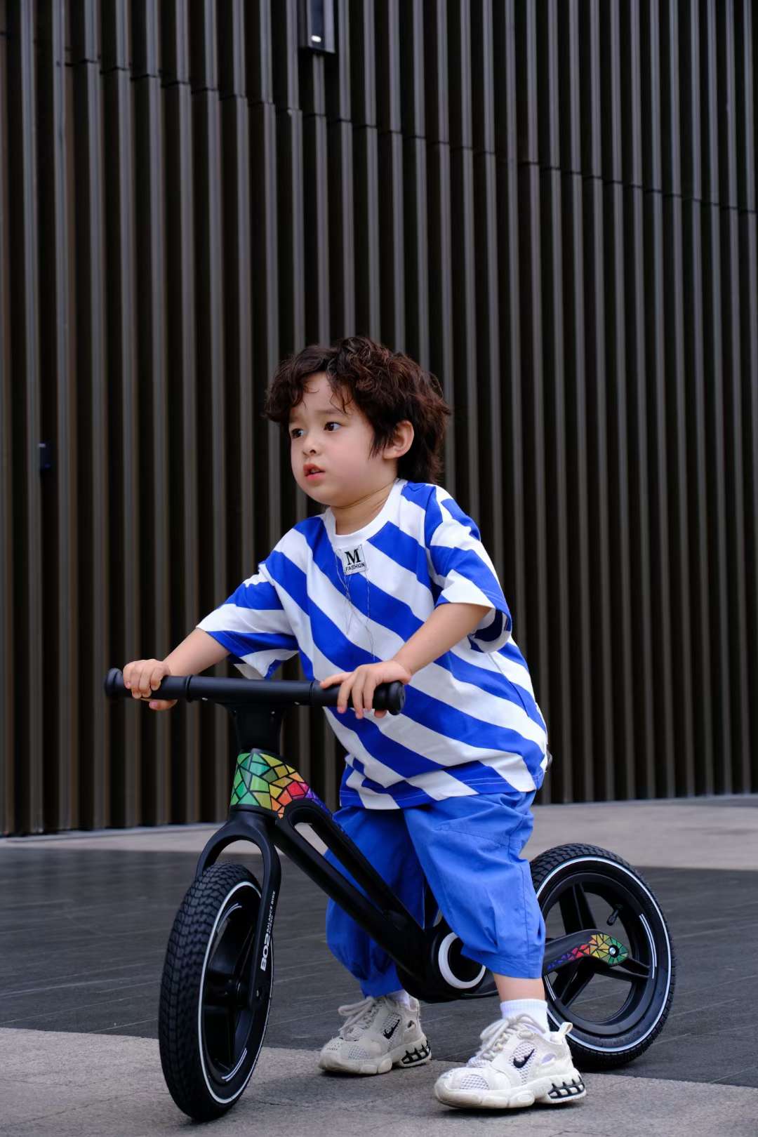 新款儿童滑行平衡车一体充气轮平衡车酷炫自行车座位高度可调节儿童自行车带脚踏滑板车新材料详情图6