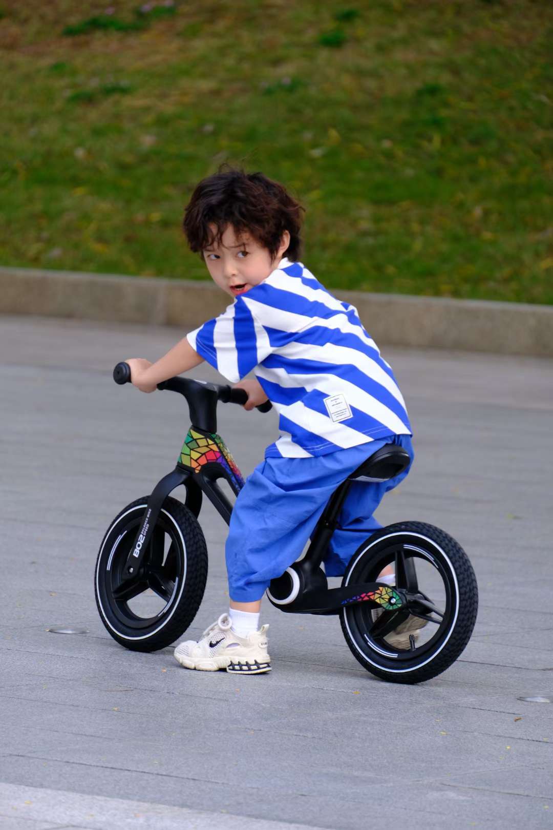 新款儿童滑行平衡车一体充气轮平衡车酷炫自行车座位高度可调节儿童自行车带脚踏滑板车新材料详情图3