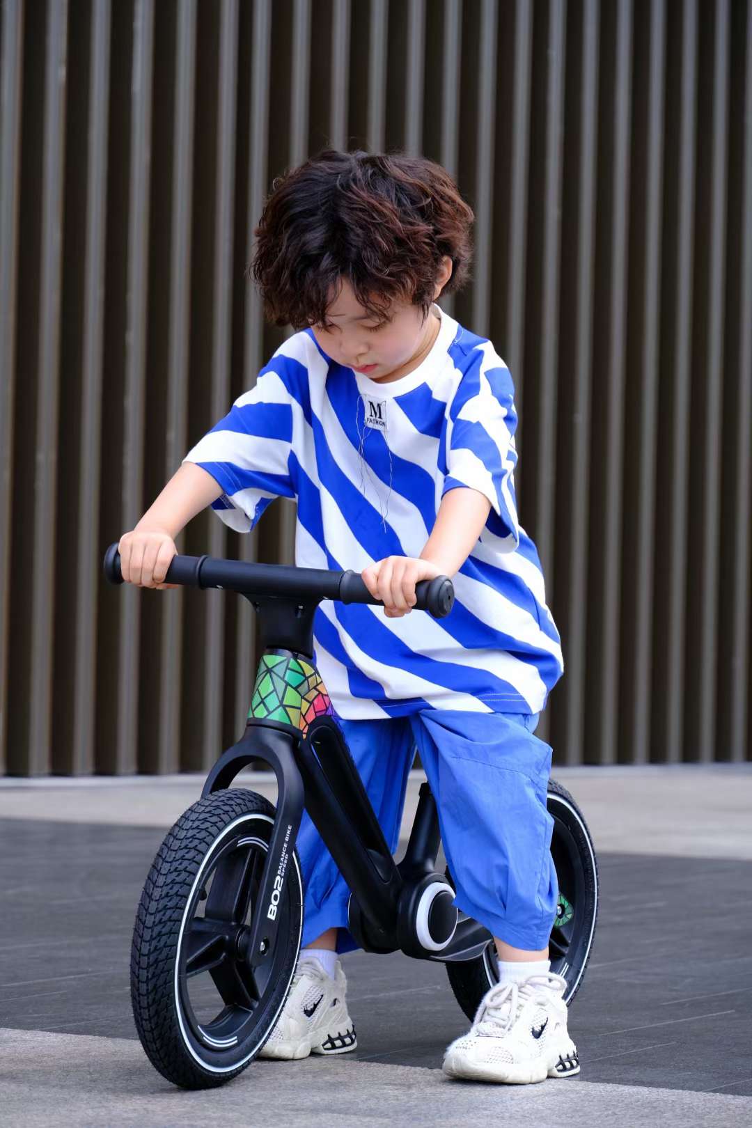 新款儿童滑行平衡车一体充气轮平衡车酷炫自行车座位高度可调节儿童自行车带脚踏滑板车新材料详情图7