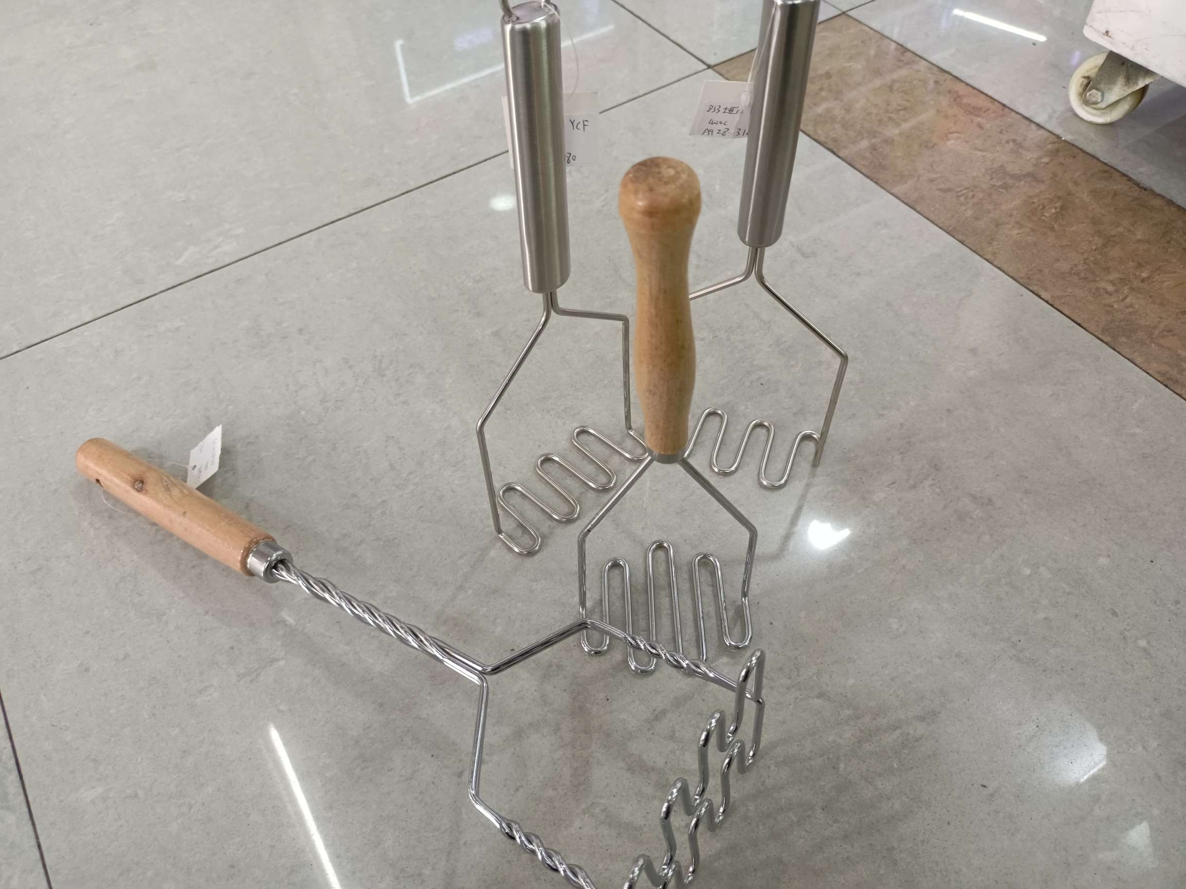 土豆泥压泥器/压薯器/手动压榨工具白底实物图