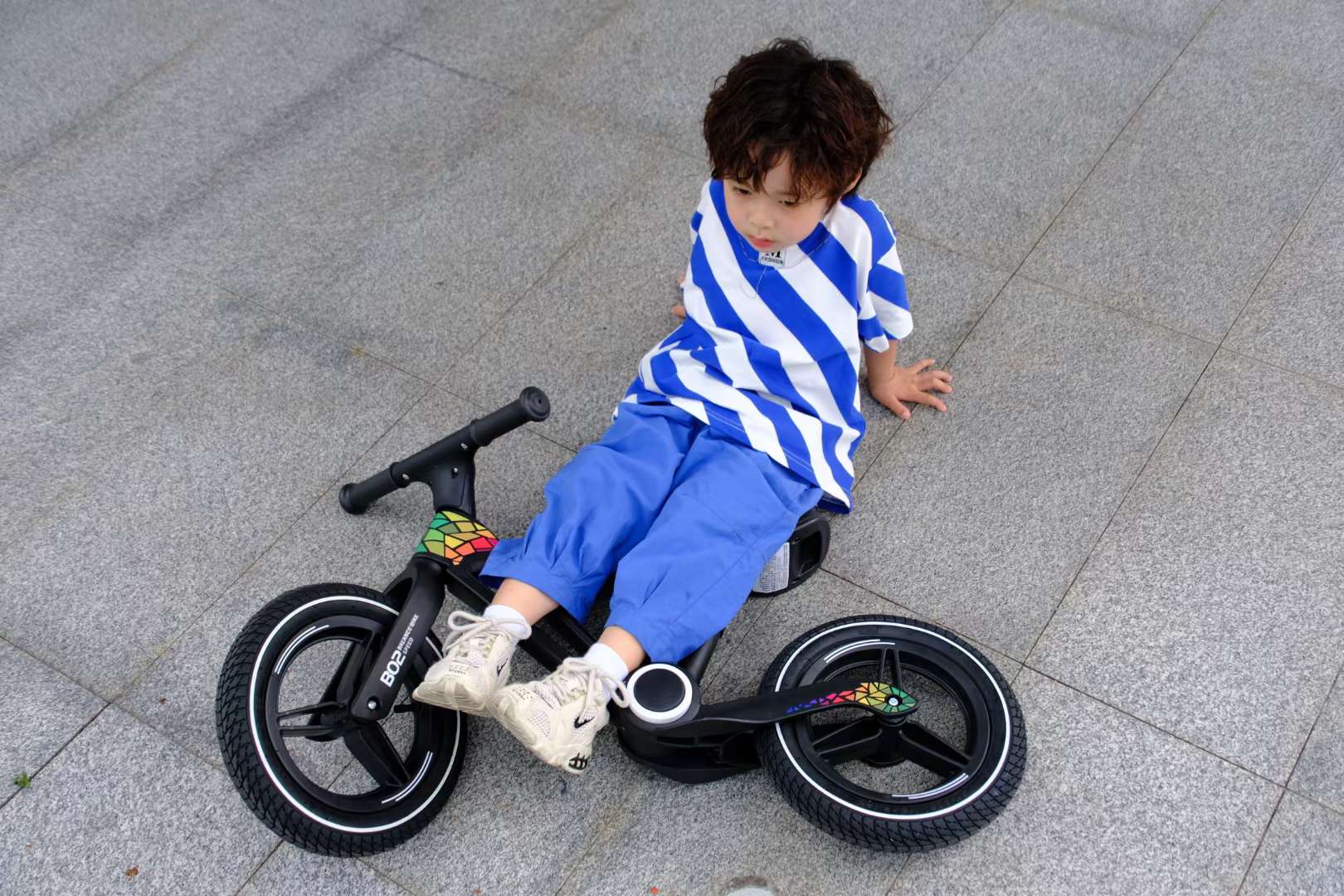 新款儿童滑行平衡车一体充气轮平衡车酷炫自行车座位高度可调节儿童自行车带脚踏滑板车新材料详情图10