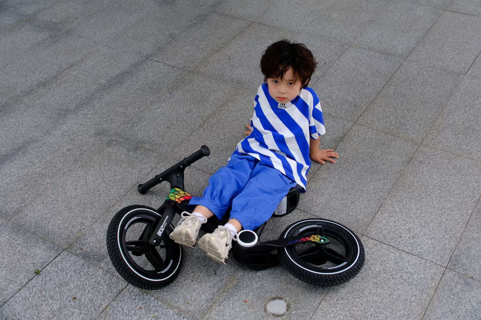 新款儿童滑行平衡车一体充气轮平衡车酷炫自行车座位高度可调节儿童自行车带脚踏滑板车新材料详情图1