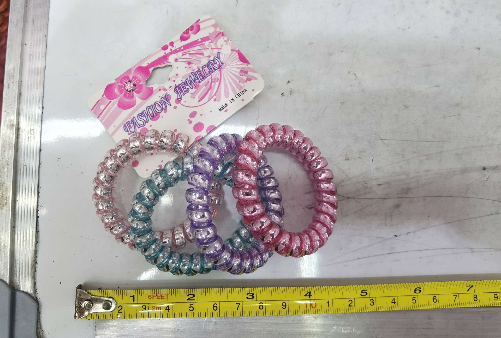 The bright silver high-elasticity telephone line hair tie is simple and durable. It is a high-elasticity hair tie accessory