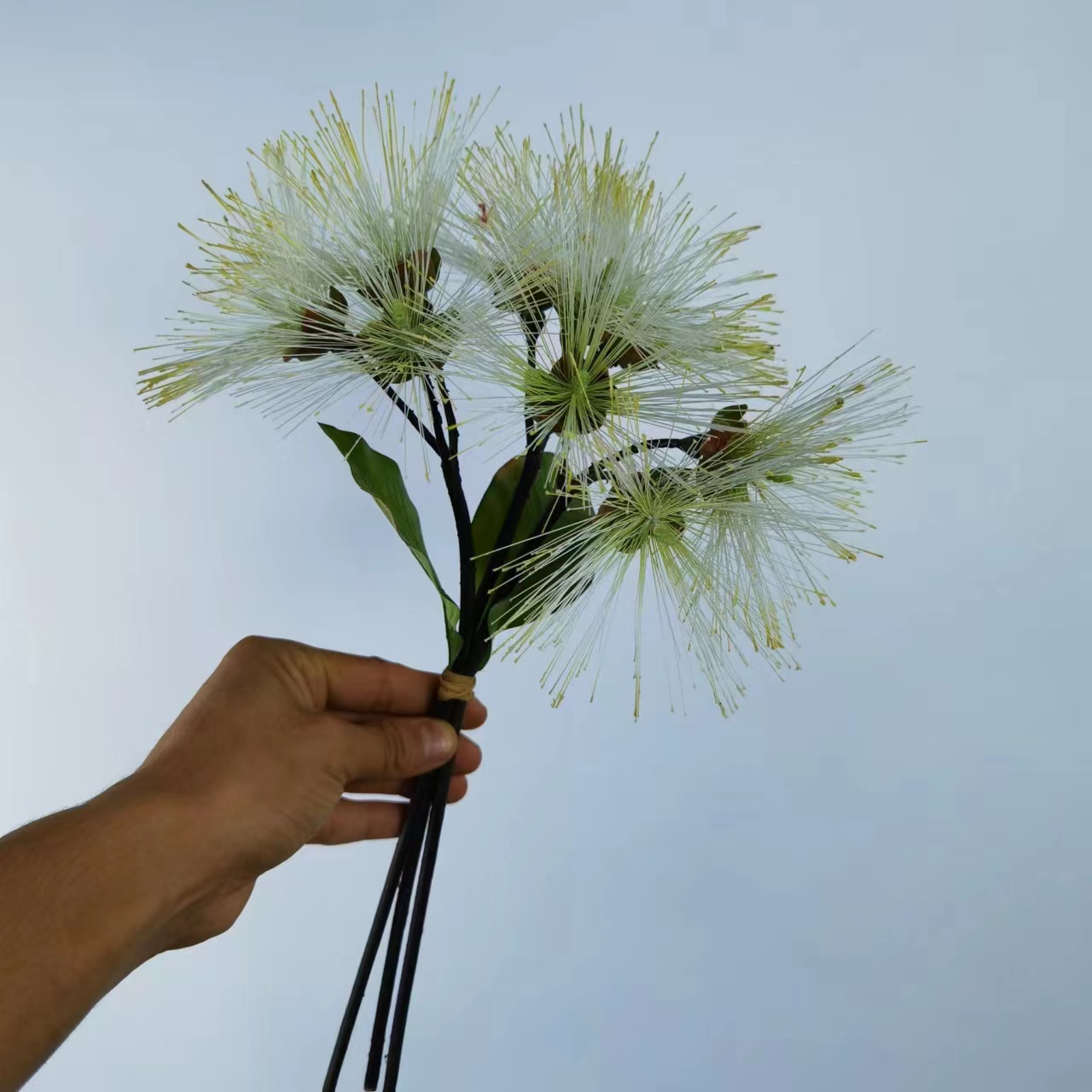 تزوَّد الزهرة المزخرفة بالزهور المزيفة Item Picture
