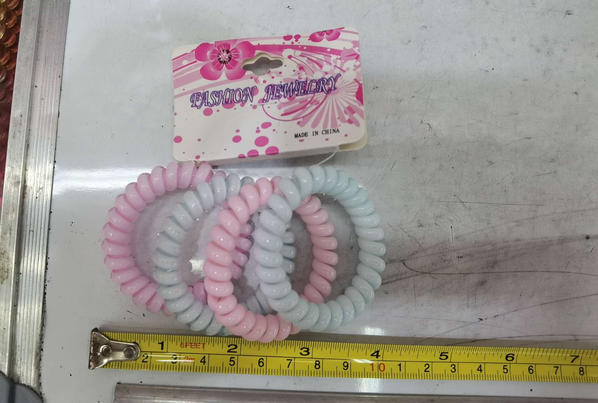 The bright silver high-elasticity telephone line hair tie is simple and durable. It is a high-elasticity hair tie accessory Specification image
