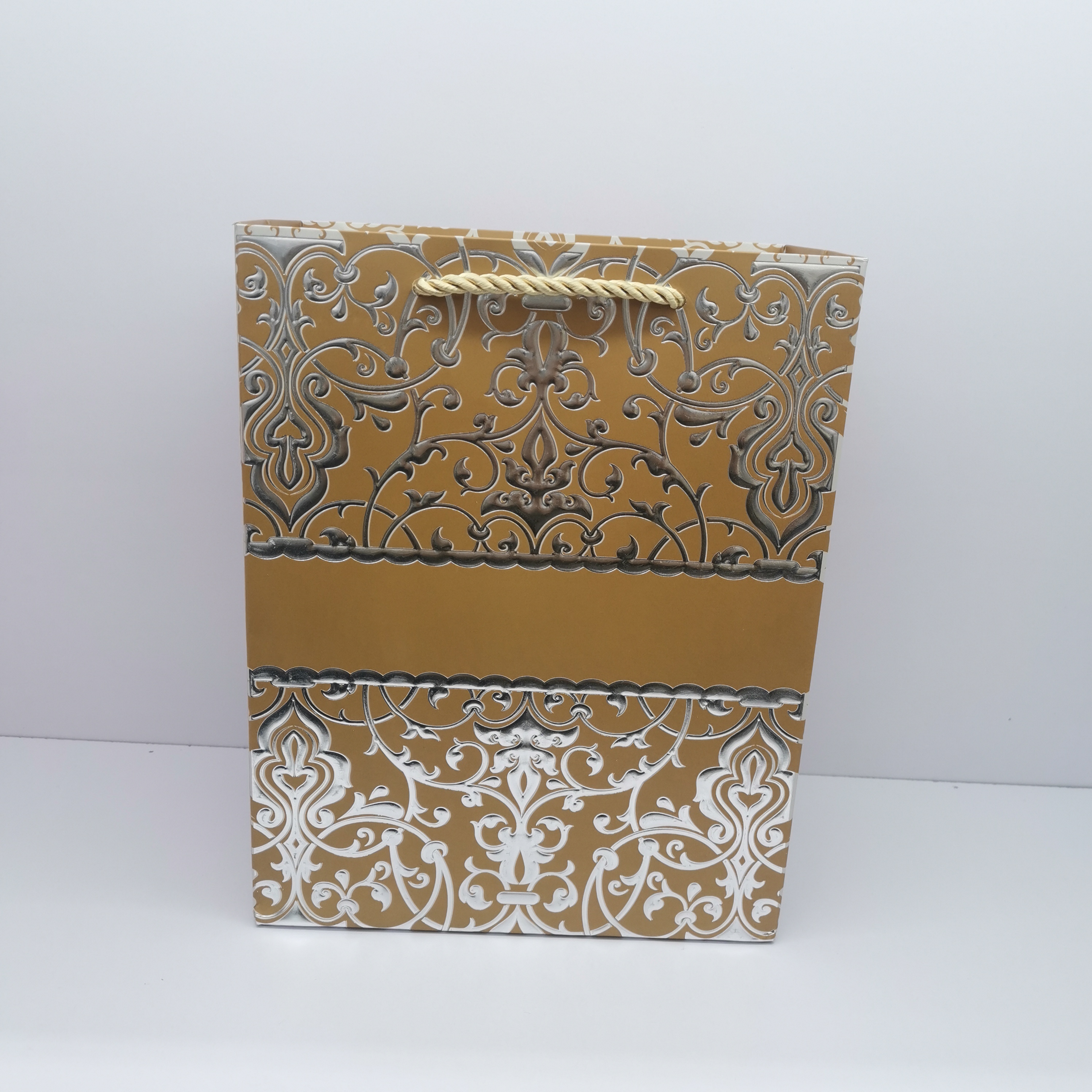 Gift bags, paper bags, handbags, white card paper bags, daily style, embossed silver embossed, in stock Item Picture