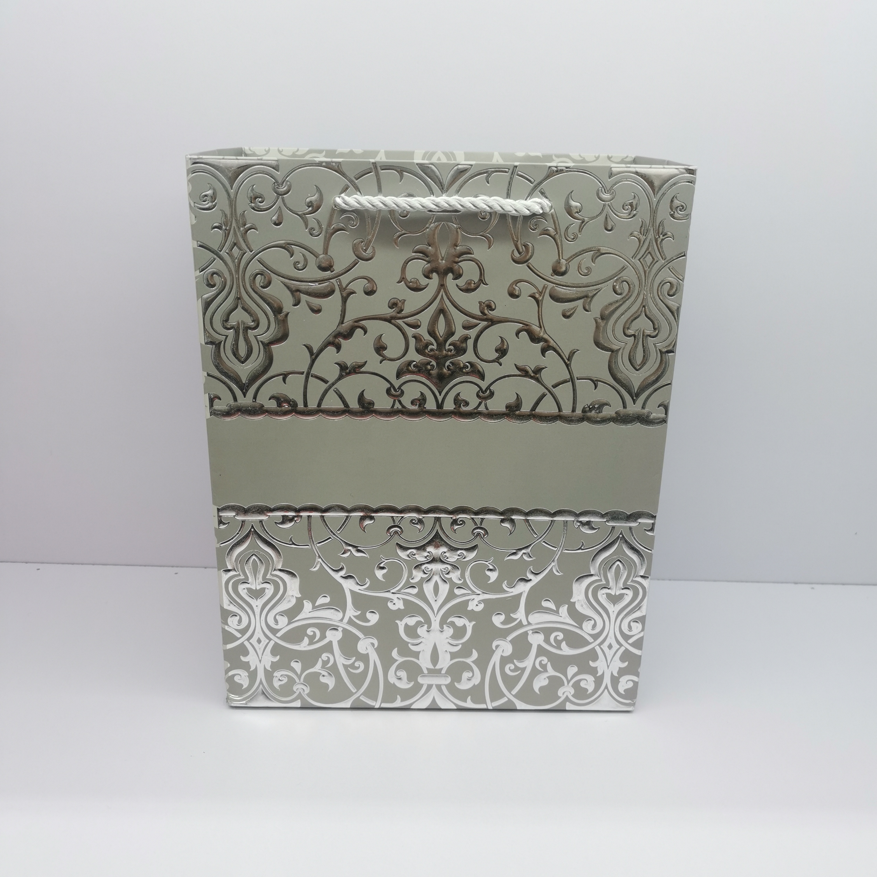 Gift bags, paper bags, handbags, white card paper bags, daily style, embossed silver embossed, in stock Application Scenario
