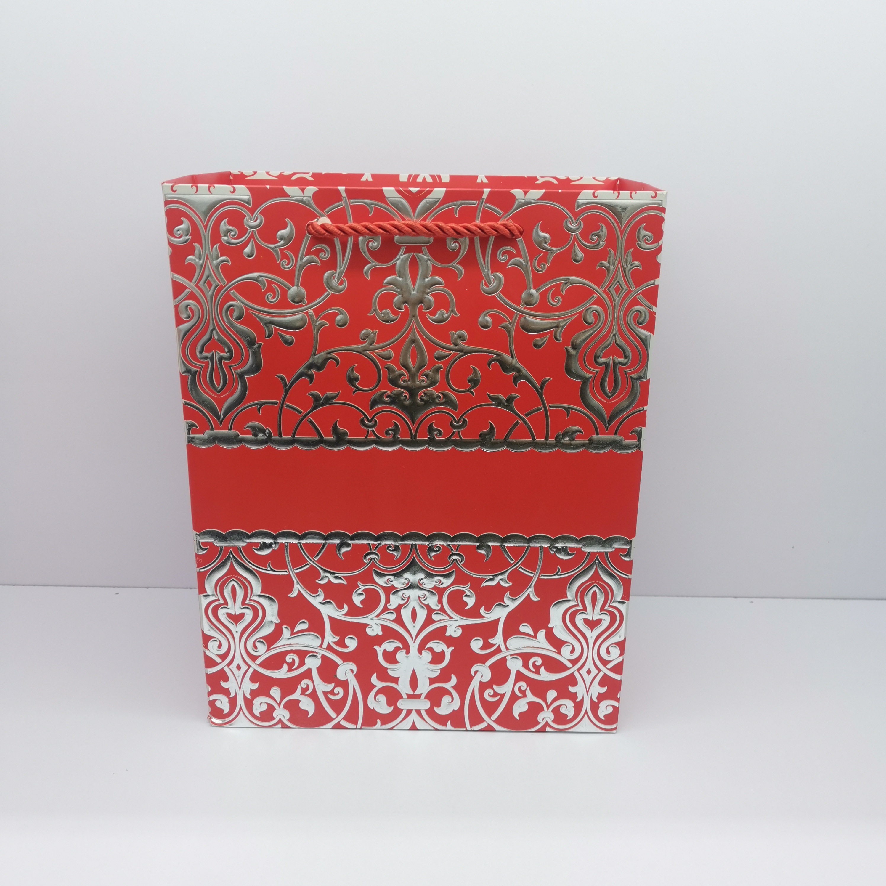 Gift bags, paper bags, handbags, white card paper bags, daily style, embossed silver embossed, in stock details Picture