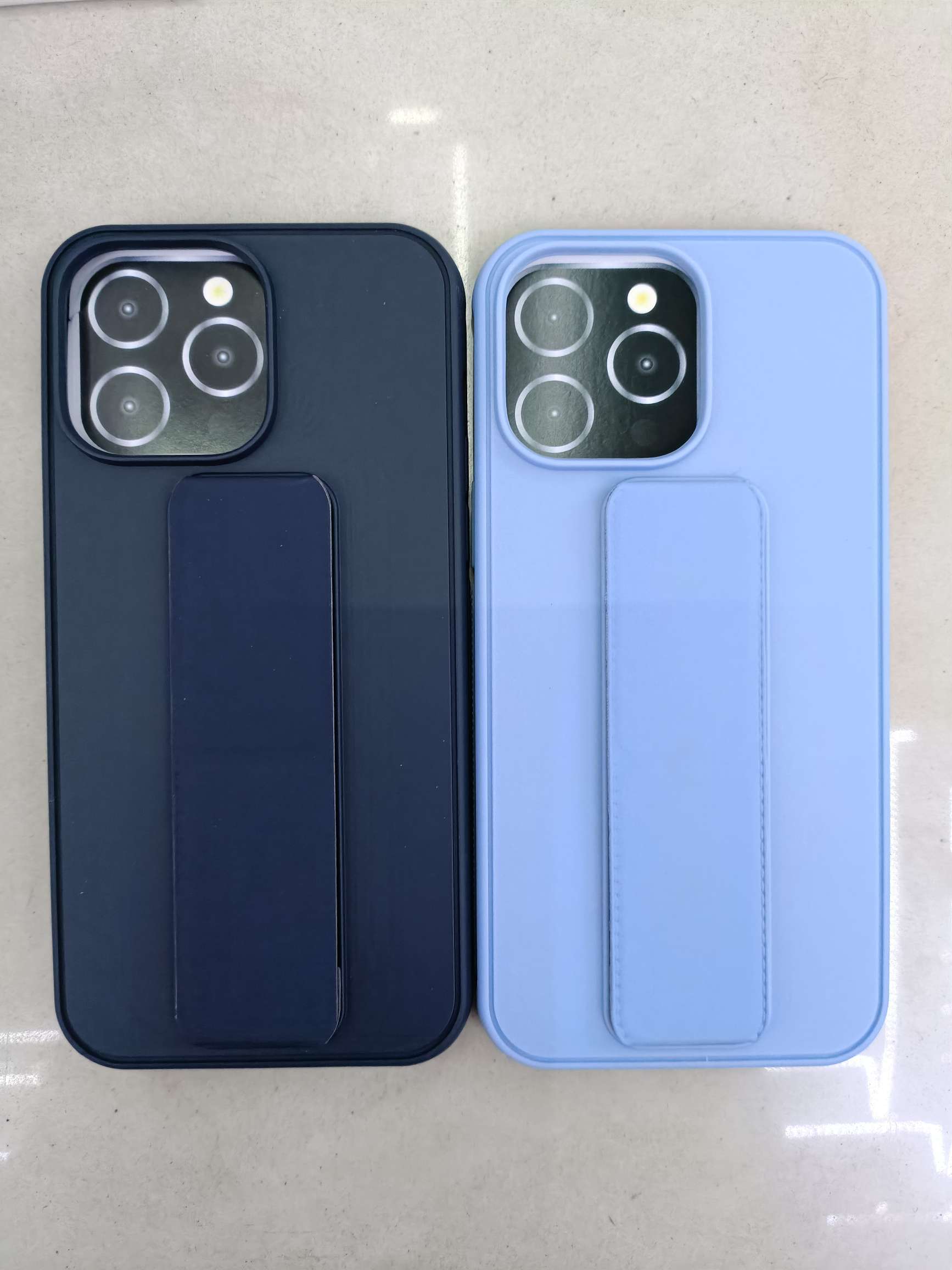 Color-matched folding stand two-in-one shell detail image 5