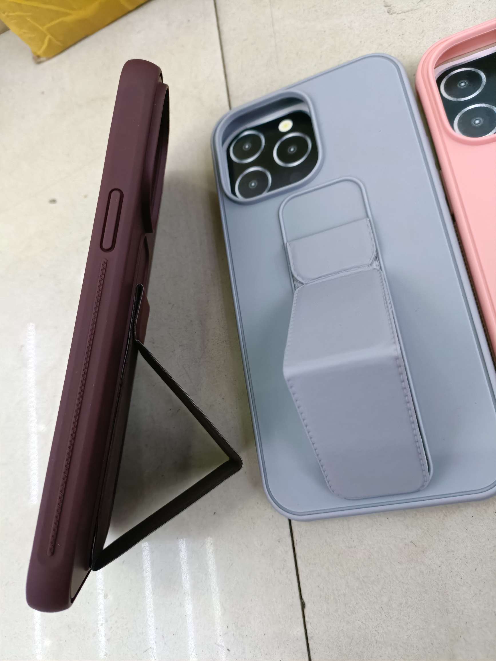 Color-matched folding stand two-in-one shell detail image 3