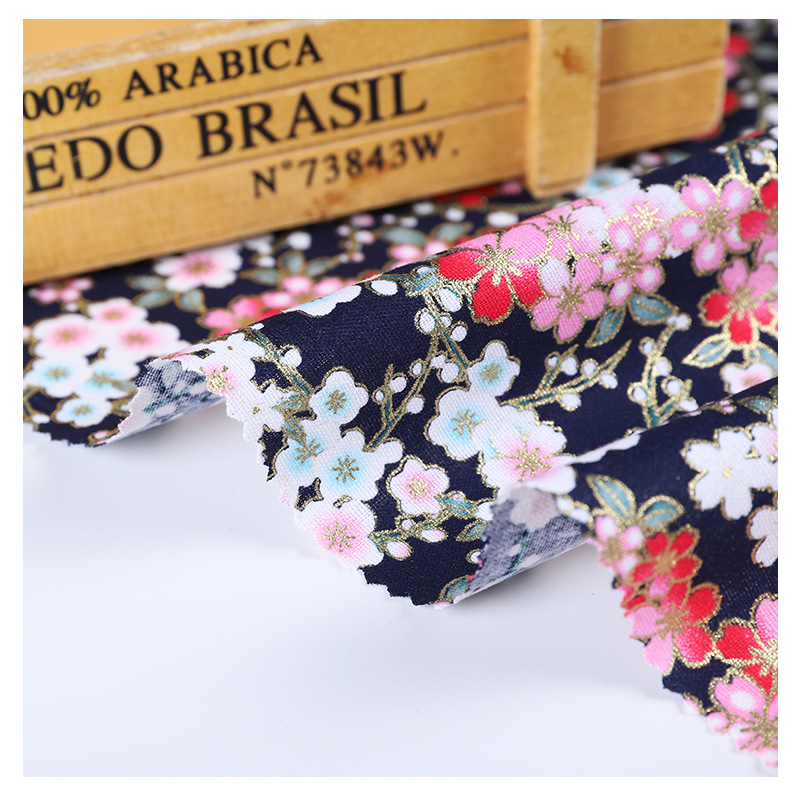 Japanese-style all-cotton gilded fabric, Japanese-style brocade cluster clothing, DIY tablecloths, home textile fabrics, gold powder cloth bags, decorative fabrics, handcrafted patchwork, flower prints Application Scenario