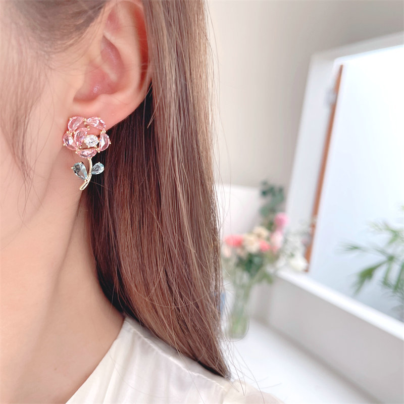 Wholesale of s925 silver needle earrings with a niche design sense, super flash zircon inlaid stud earrings, high-end and elegant flower earrings detail image 3