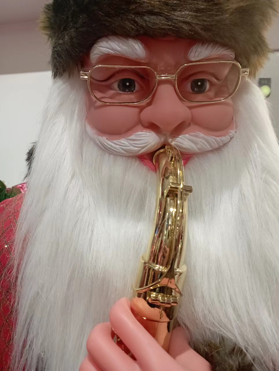 9123 Christmas Decoration: Standing, playing the saxophone, twisting with music, Santa Claus figure Specification image