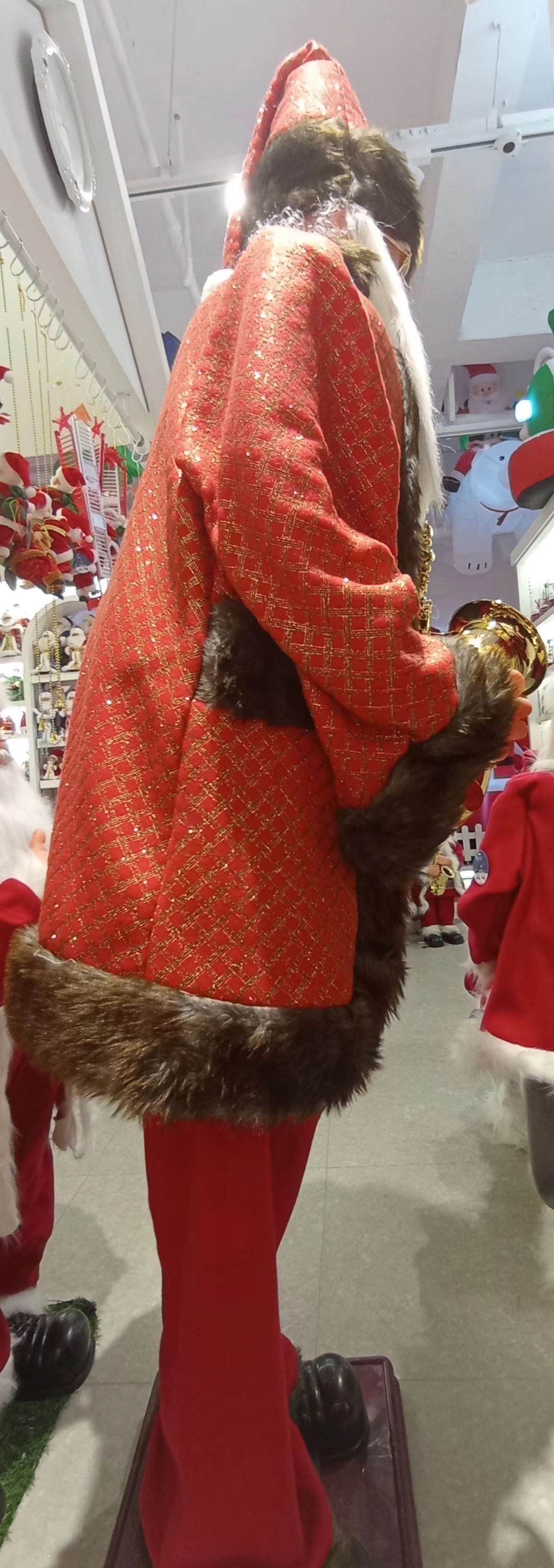 9123 Christmas Decoration: Standing, playing the saxophone, twisting with music, Santa Claus figure Application Scenario