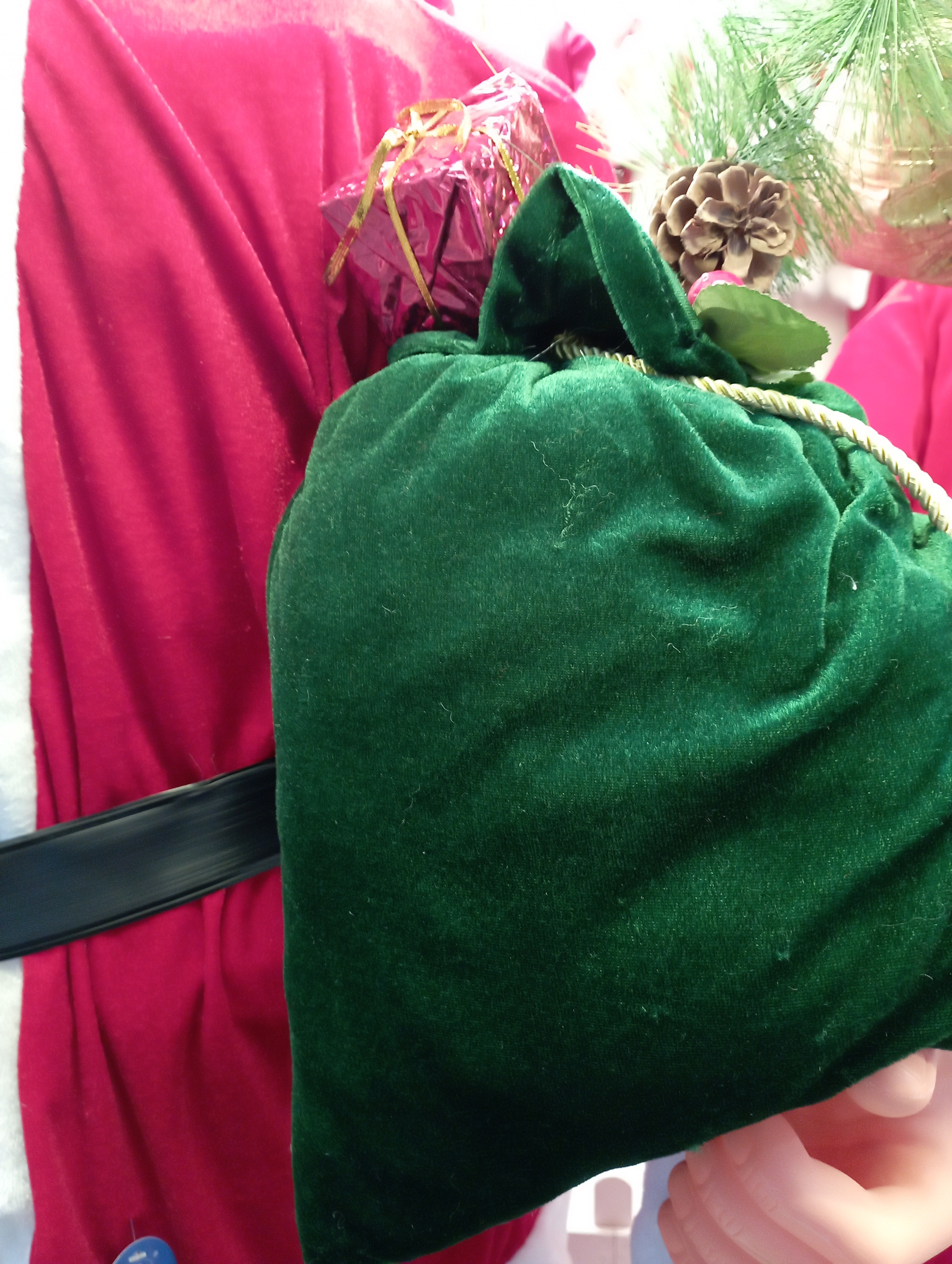 Christmas decorations: Singing and dancing, holding a green gift package, exquisite electric Santa Claus 9123 Christmas decorations Application Scenario