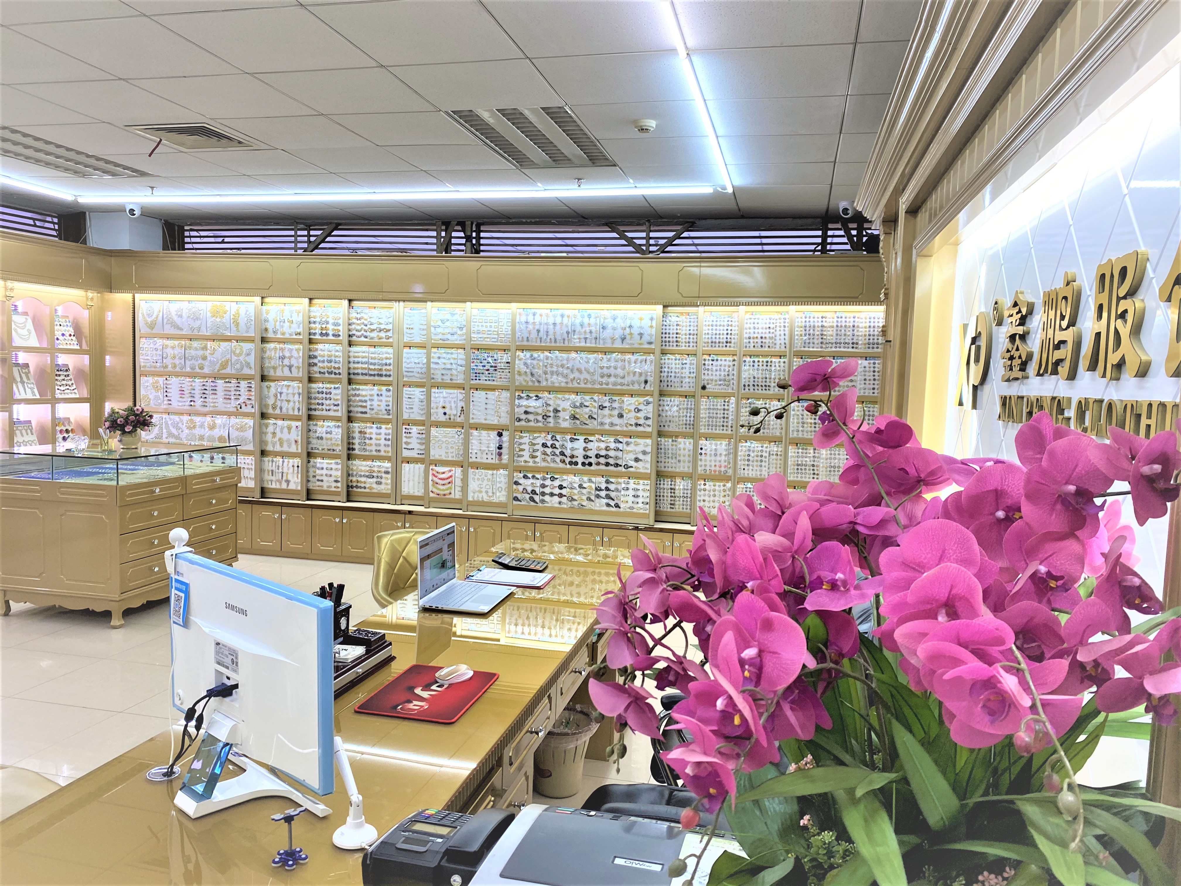 Direct sales of button brooches from the manufacturer: alloy resin plastic pins, jeans, acrylic wood, metal, nail free, spring waist buttons, high-end handcrafted, high-end clothing accessories, buttons, sofa, crystal glass buttons, overcoats, shirts, pearl buttons Application Scenario