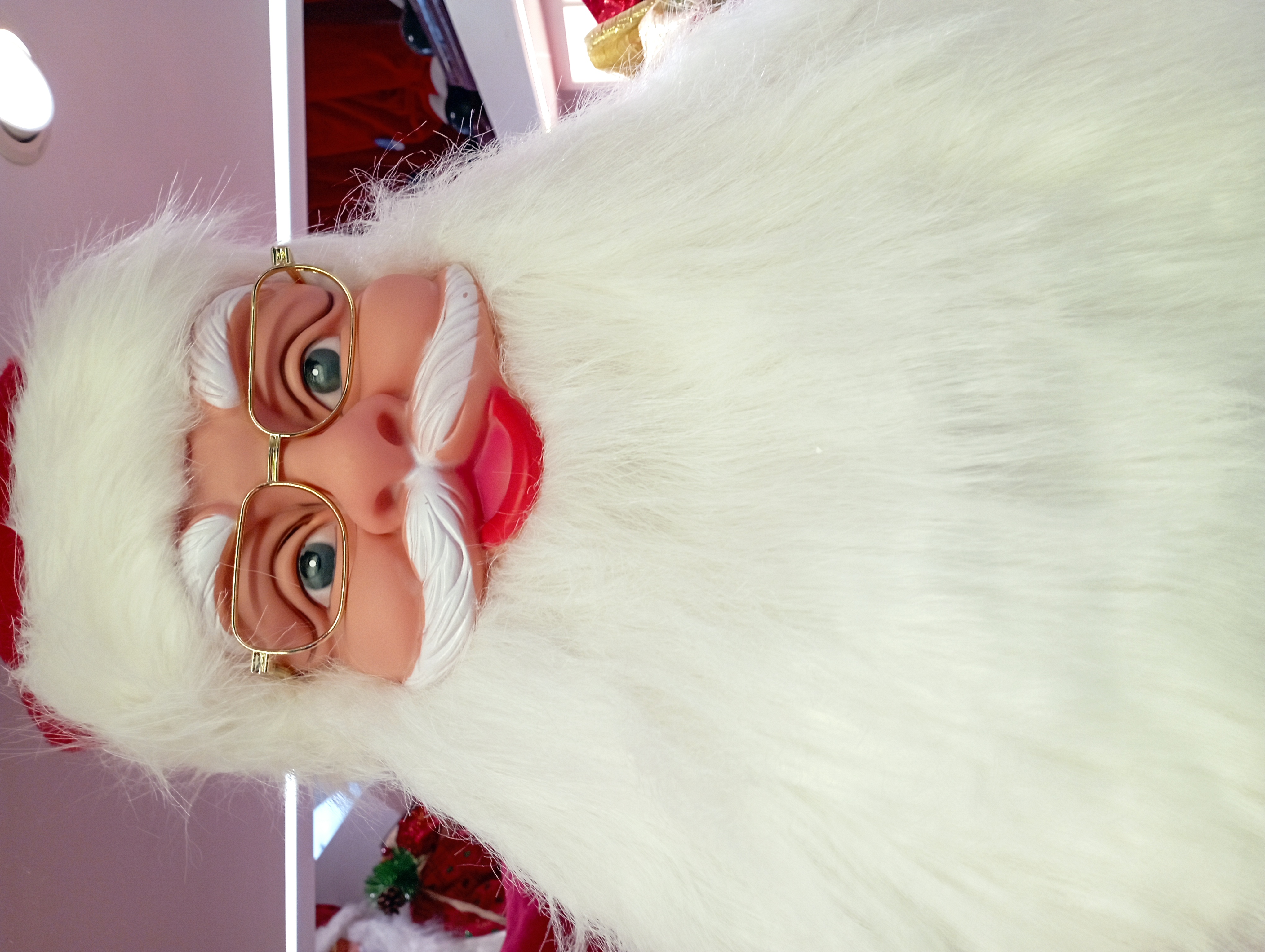 9123 Santa Claus is 2 meters tall. Santa Claus can dance and twist his body to the music. Luxurious Santa Claus decorations details Picture