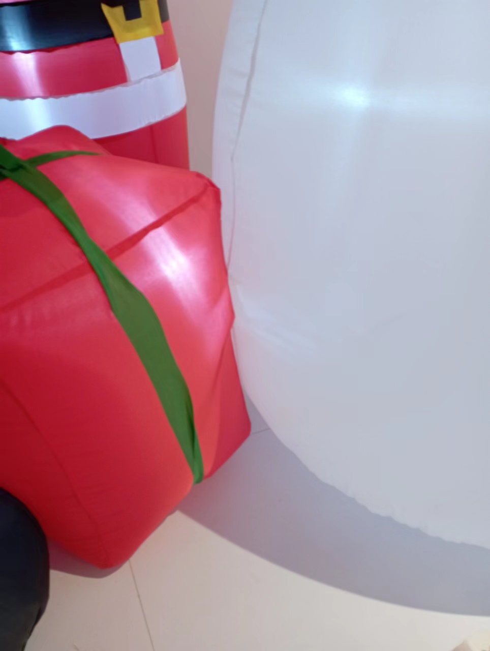 9123 happens to be a direct sales Christmas gift manufacturer offering a 2.3-meter Christmas snowman with three gift packs and a Christmas air model Santa Claus Item Picture