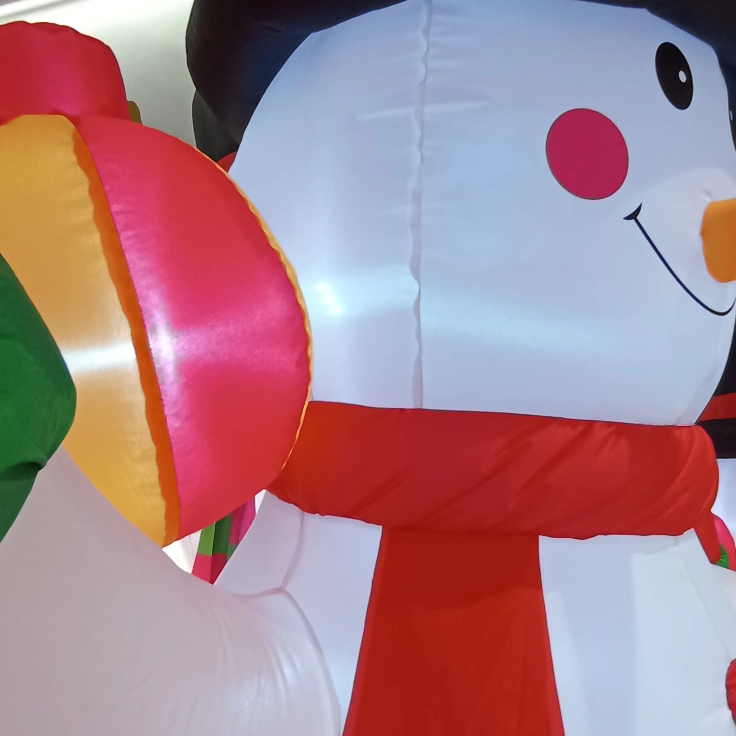 9123 happens to be a direct sales Christmas gift manufacturer offering a 2.3-meter Christmas snowman with three gift packs and a Christmas air model Santa Claus details Picture