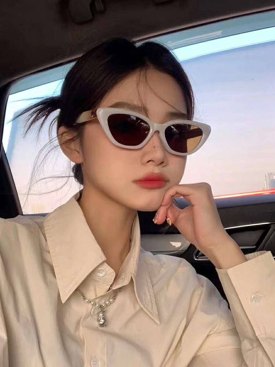 GM's same style sunglasses detail image 4