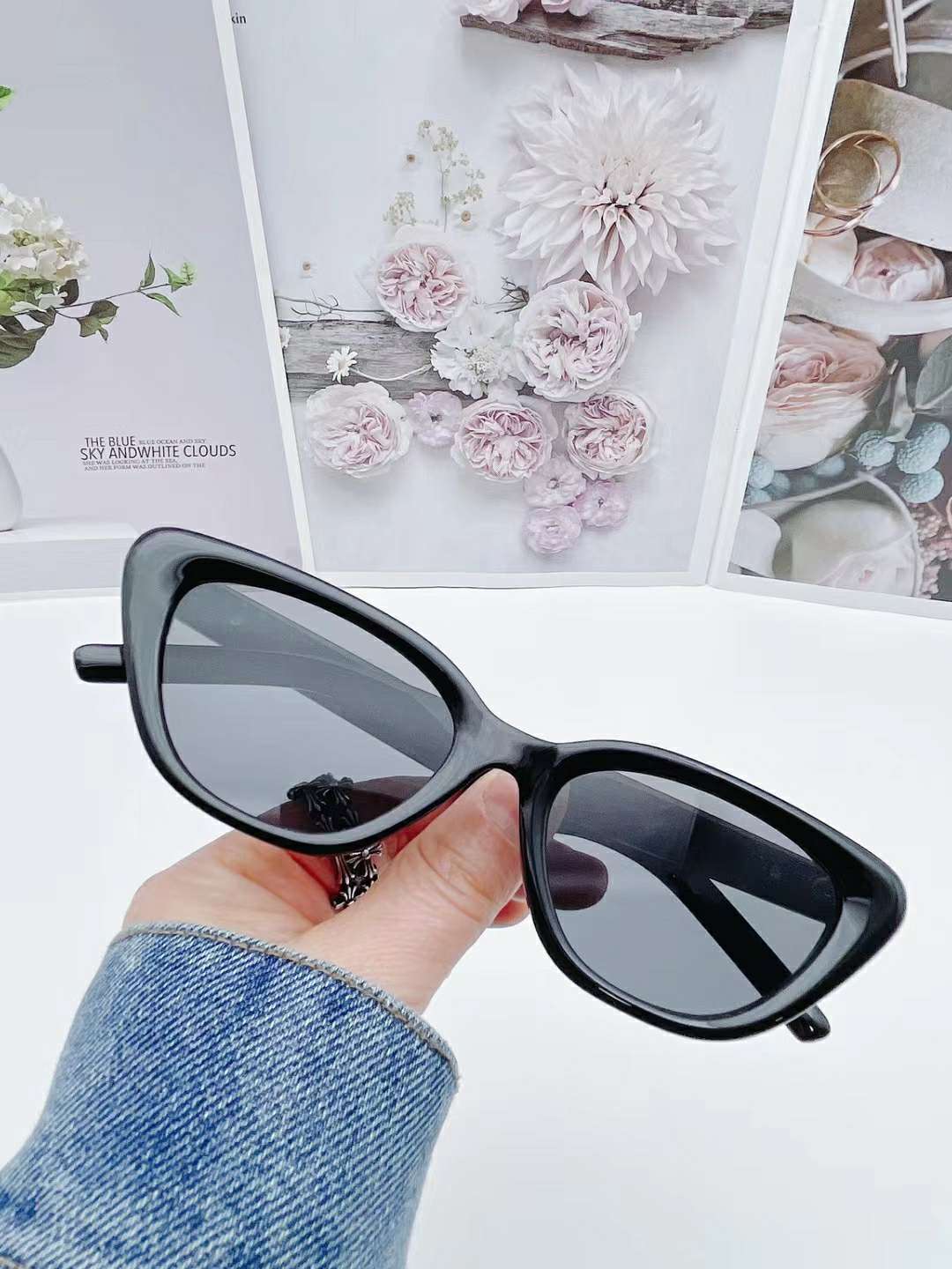 GM's same style sunglasses detail image 6