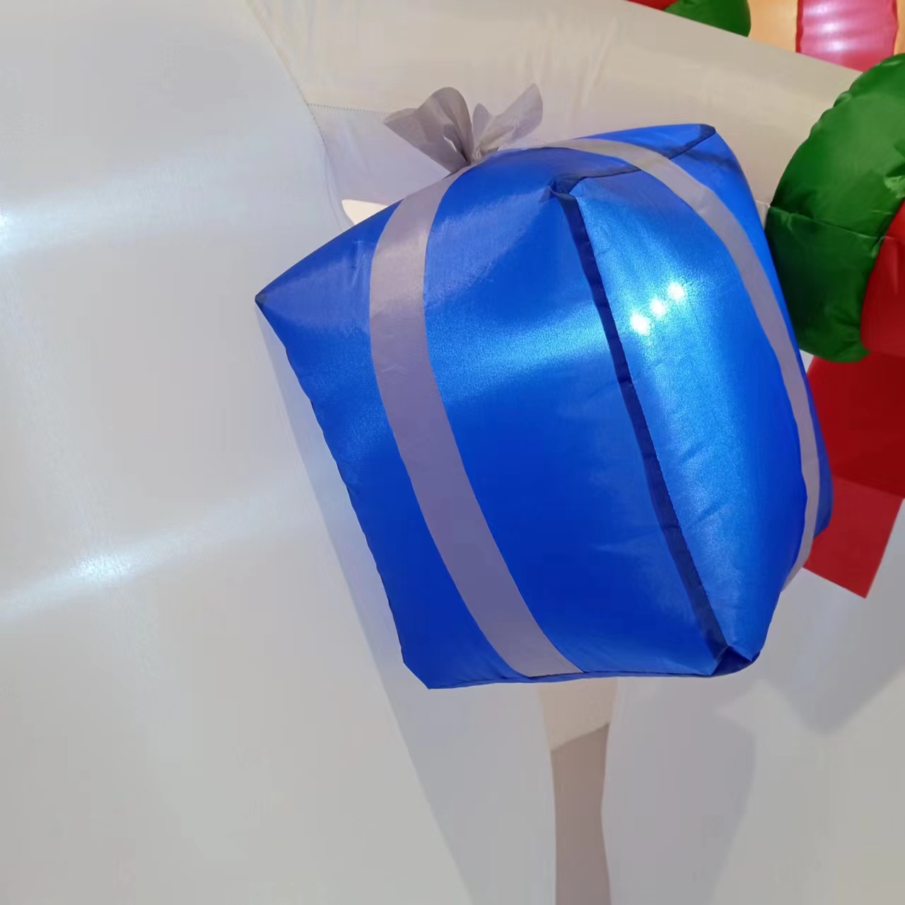 9123 happens to be a direct sales Christmas gift manufacturer offering a 2.3-meter Christmas snowman with three gift packs and a Christmas air model Santa Claus Application Scenario