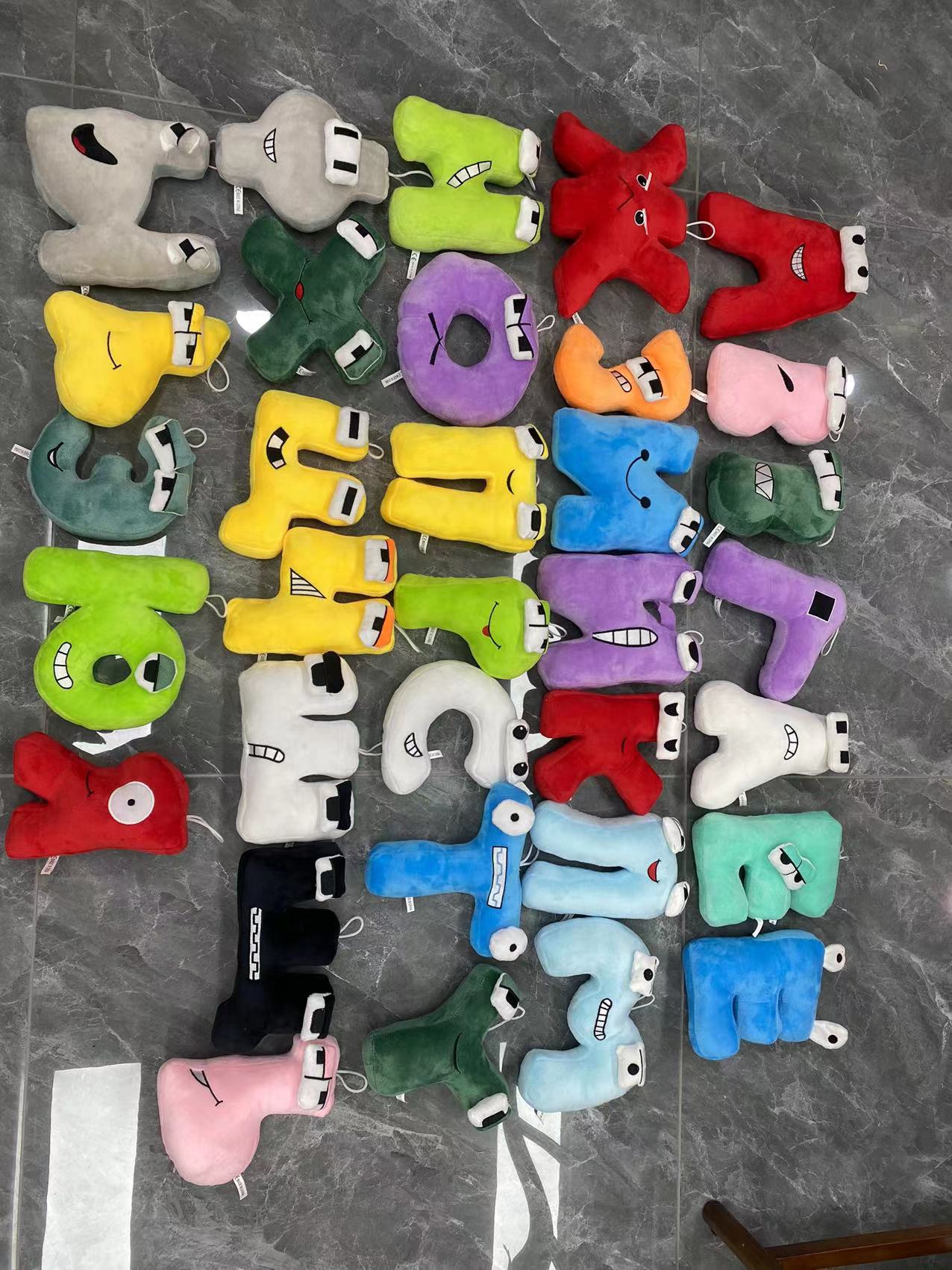 俄文字母毛绒公仔：拥有可爱外观及浓厚俄文文化气息的毛绒公仔