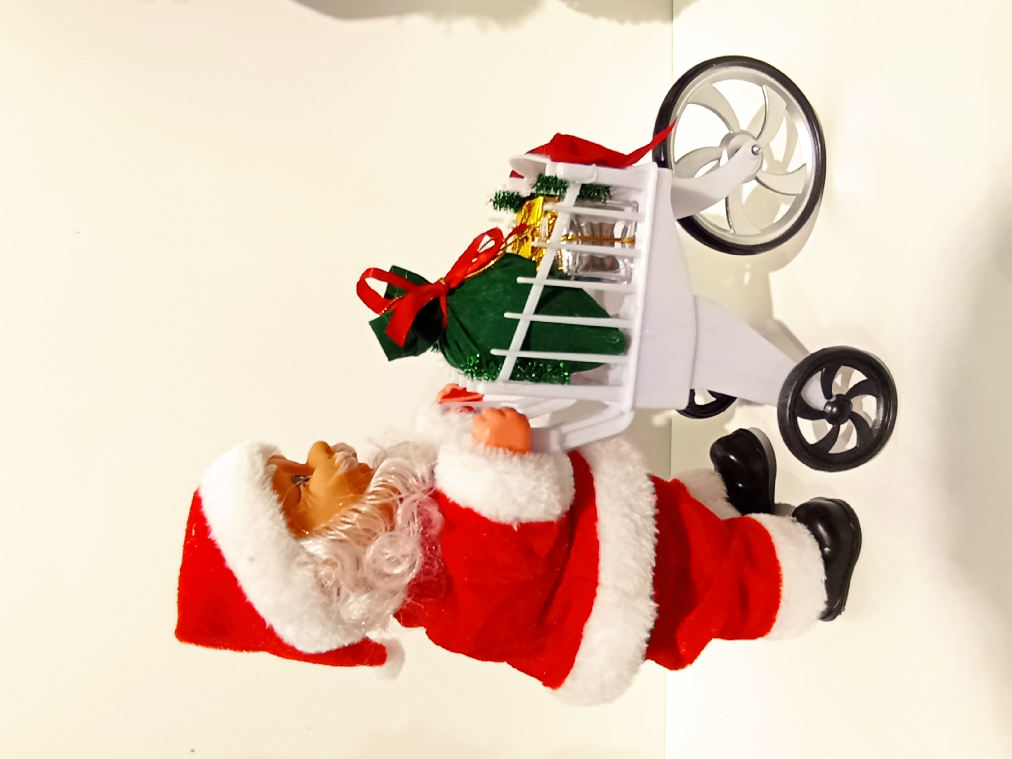 9123圣诞系列圣诞老人玩具圣诞老人推车带音乐有绿色礼包会跑小电动