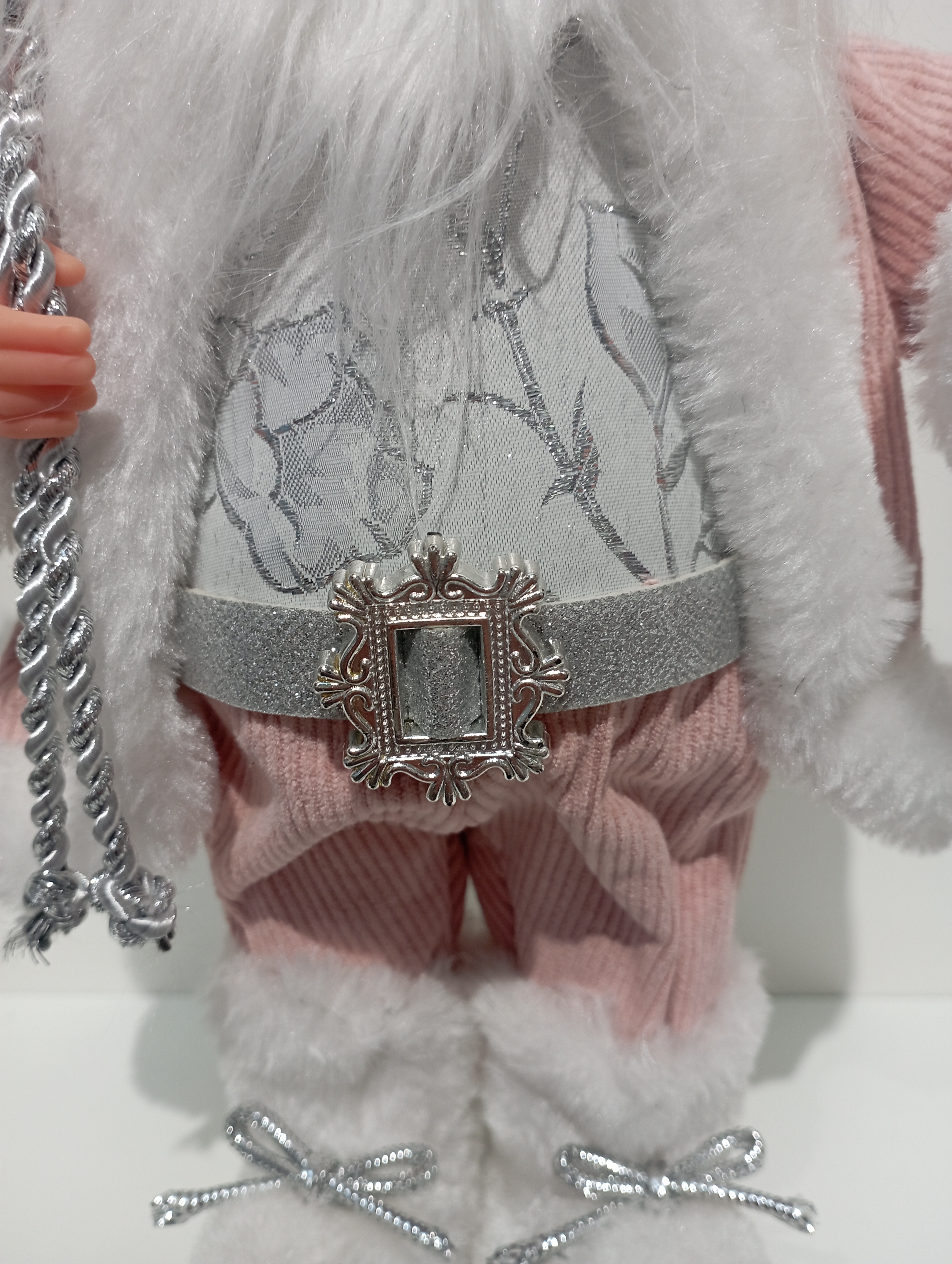 Christmas decorative dolls, pink clothes, white fringes, silver lining, big belly, backpack, glasses, Santa Claus, exquisite gifts, static toys details Picture