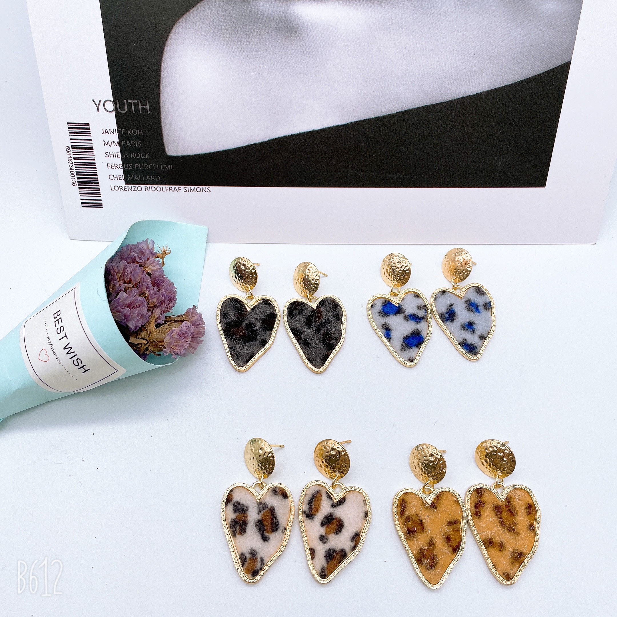 The new earrings from Dongdaemun, South Korea, feature leopard print multi-color earrings, which are fashionable and versatile. They are popular and trendy earrings for women