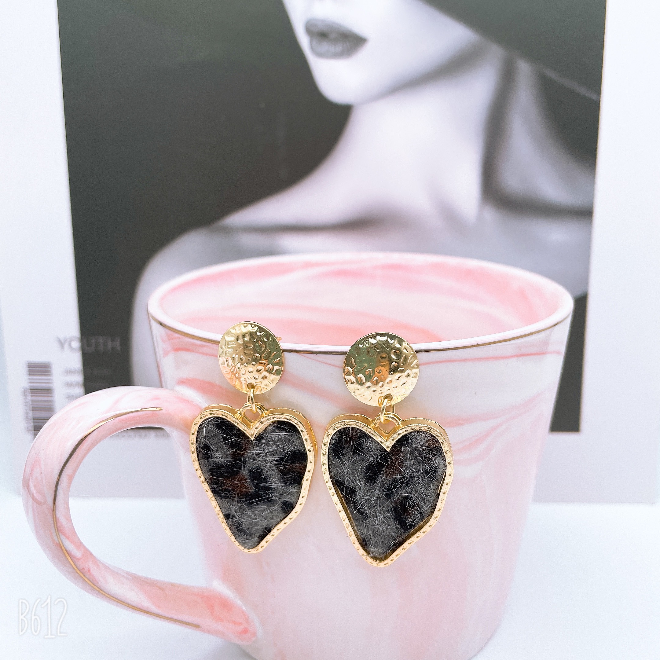 The new earrings from Dongdaemun, South Korea, feature leopard print multi-color earrings, which are fashionable and versatile. They are popular and trendy earrings for women Application Scenario