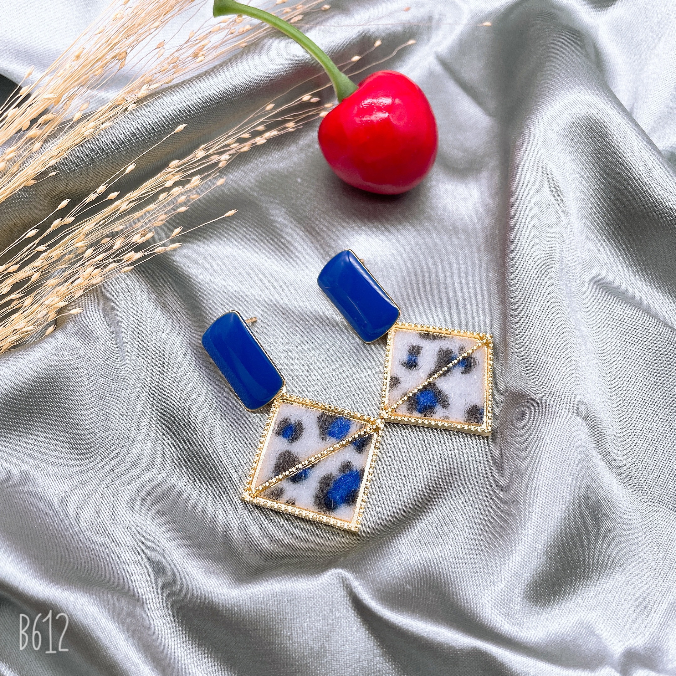 The new square and multi-color earrings with leopard print from Dongdaemun, South Korea, are fashionable and versatile. They are popular and trendy earrings for women Item Picture