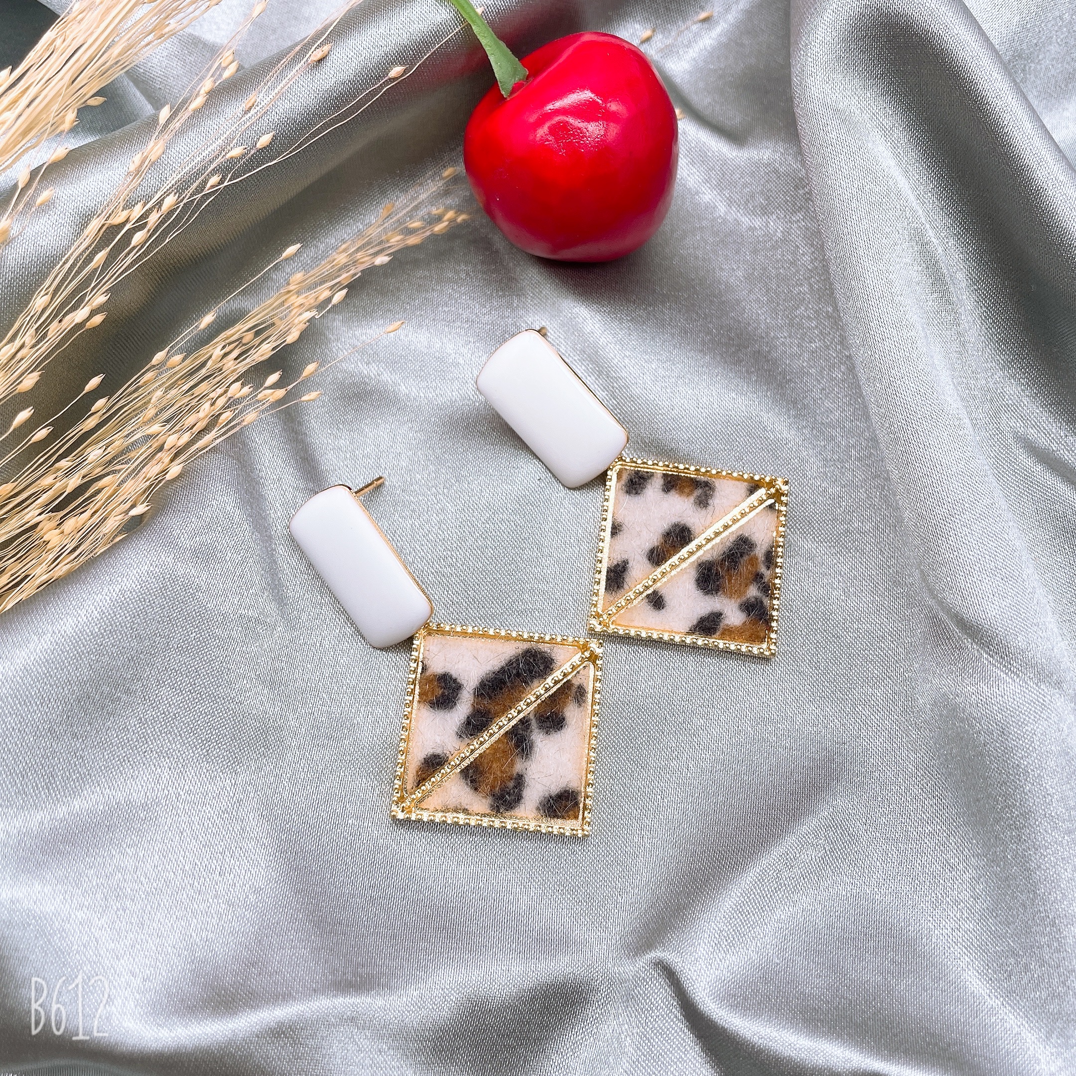 The new square and multi-color earrings with leopard print from Dongdaemun, South Korea, are fashionable and versatile. They are popular and trendy earrings for women Application Scenario