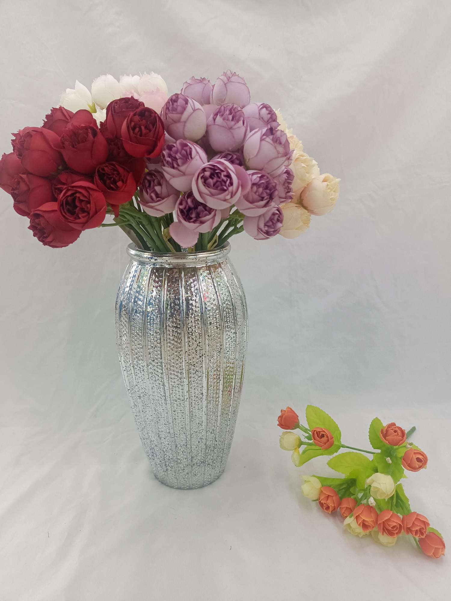 The fashionable vase comes in gold and silver