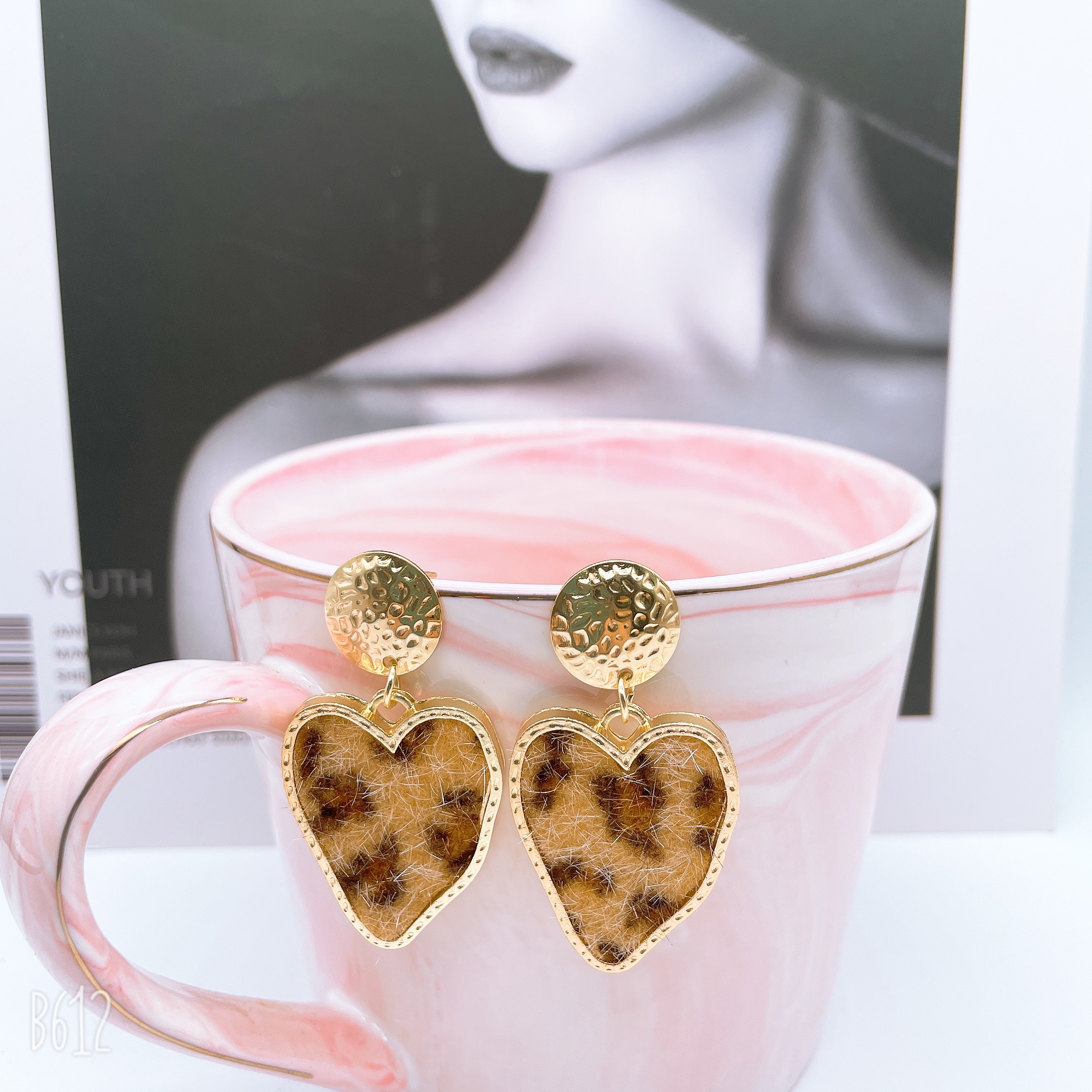 The new earrings from Dongdaemun, South Korea, feature leopard print multi-color earrings, which are fashionable and versatile. They are popular and trendy earrings for women Specification image