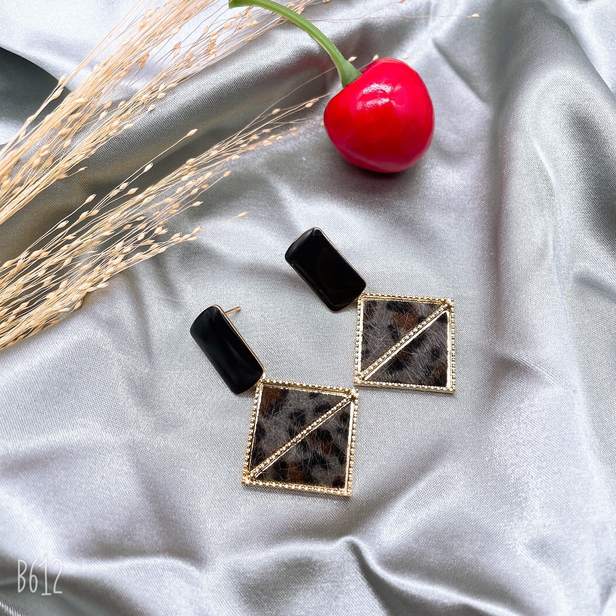 The new square and multi-color earrings with leopard print from Dongdaemun, South Korea, are fashionable and versatile. They are popular and trendy earrings for women Specification image