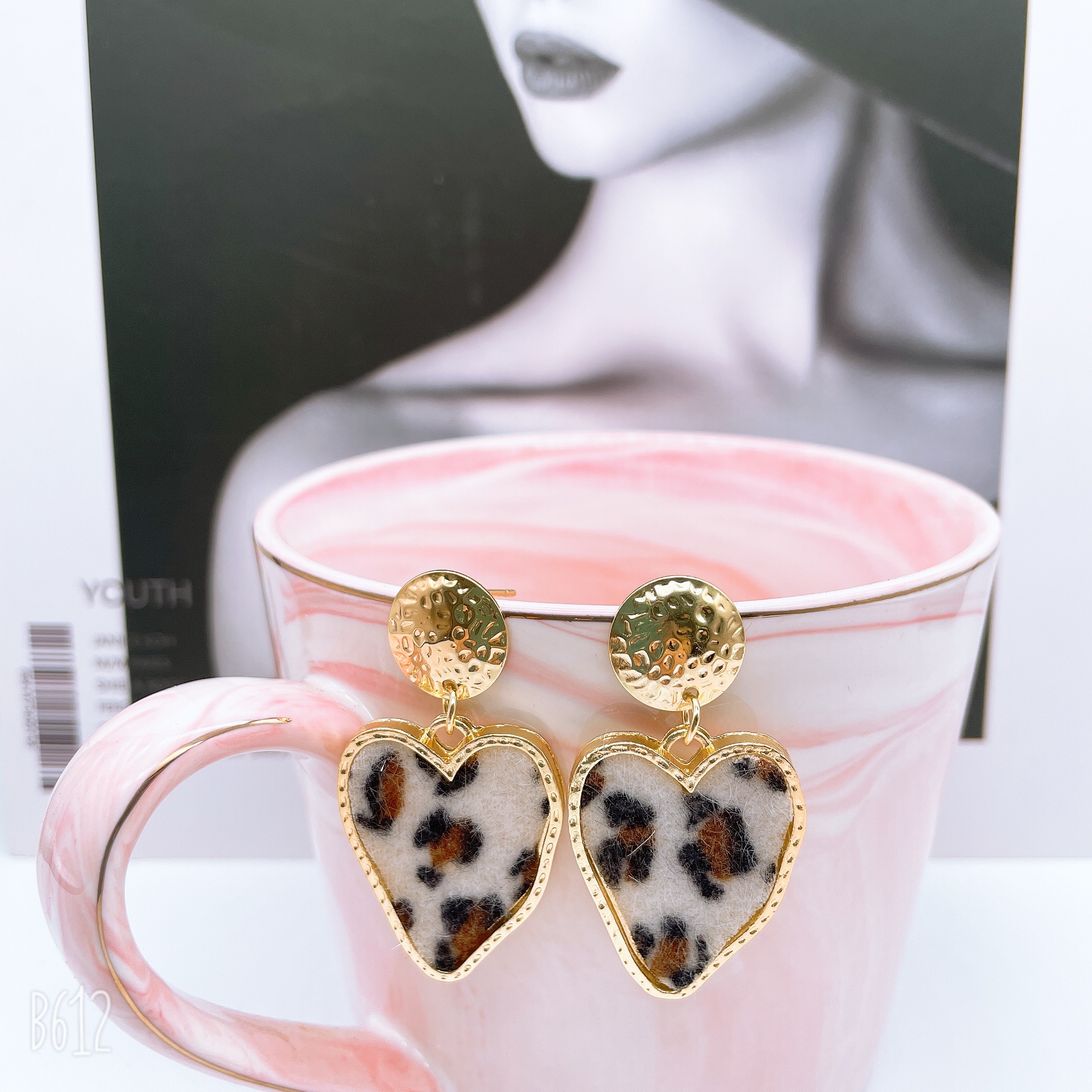 The new earrings from Dongdaemun, South Korea, feature leopard print multi-color earrings, which are fashionable and versatile. They are popular and trendy earrings for women details Picture