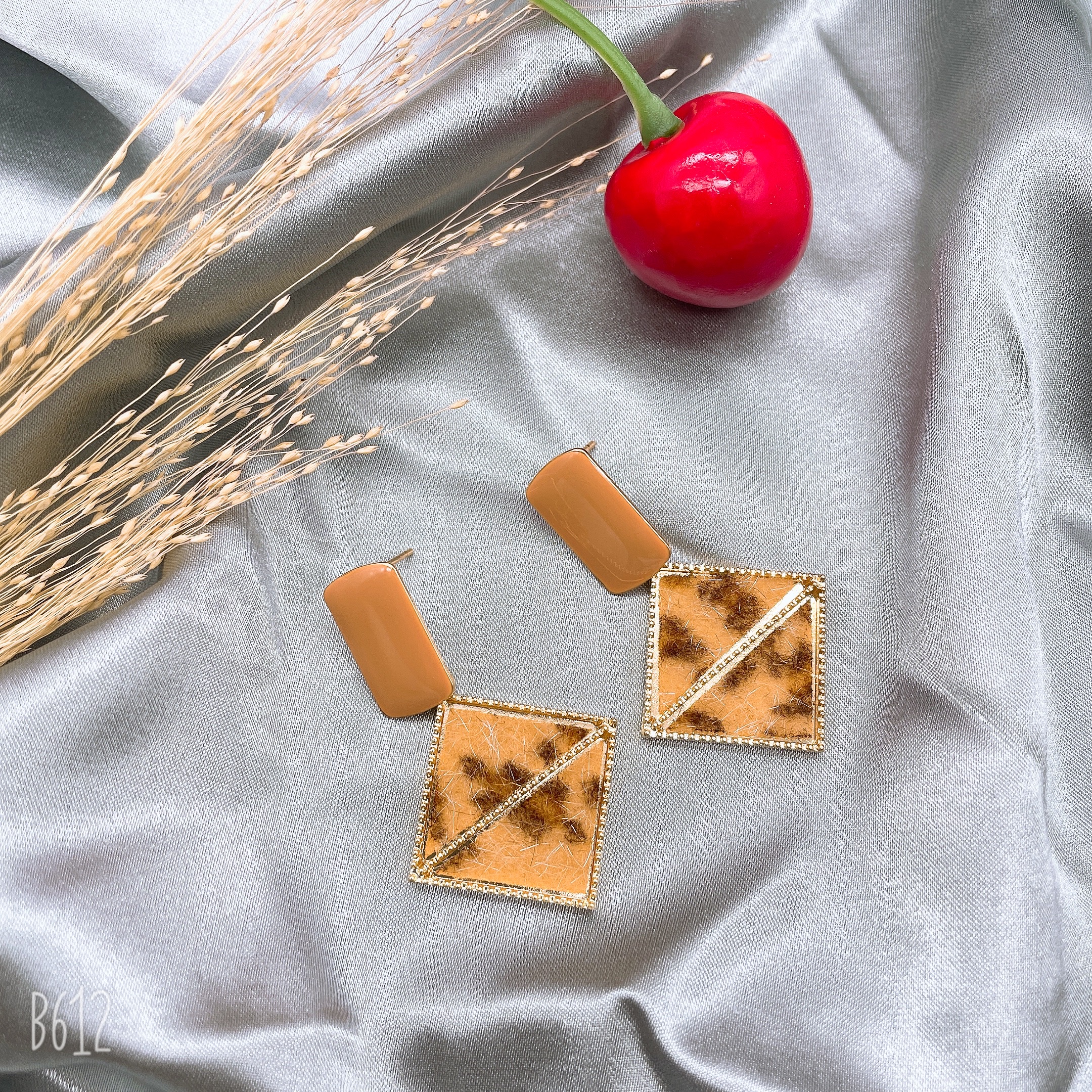 The new square and multi-color earrings with leopard print from Dongdaemun, South Korea, are fashionable and versatile. They are popular and trendy earrings for women details Picture