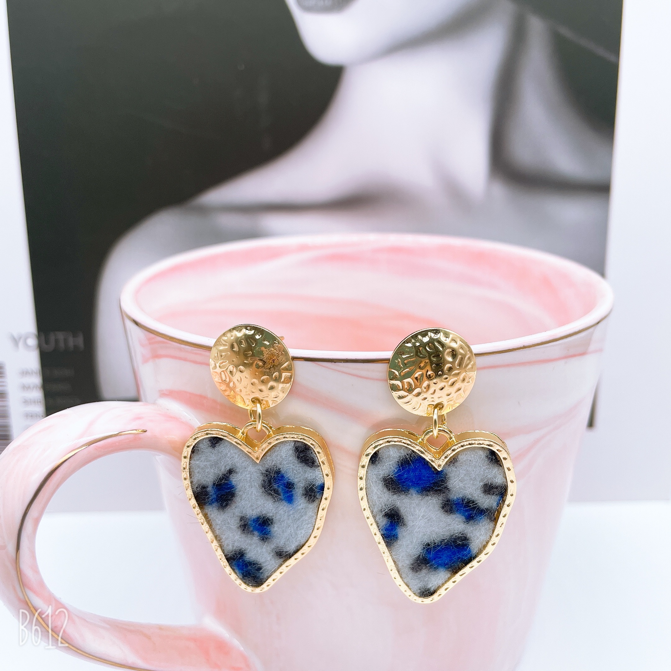 The new earrings from Dongdaemun, South Korea, feature leopard print multi-color earrings, which are fashionable and versatile. They are popular and trendy earrings for women Item Picture