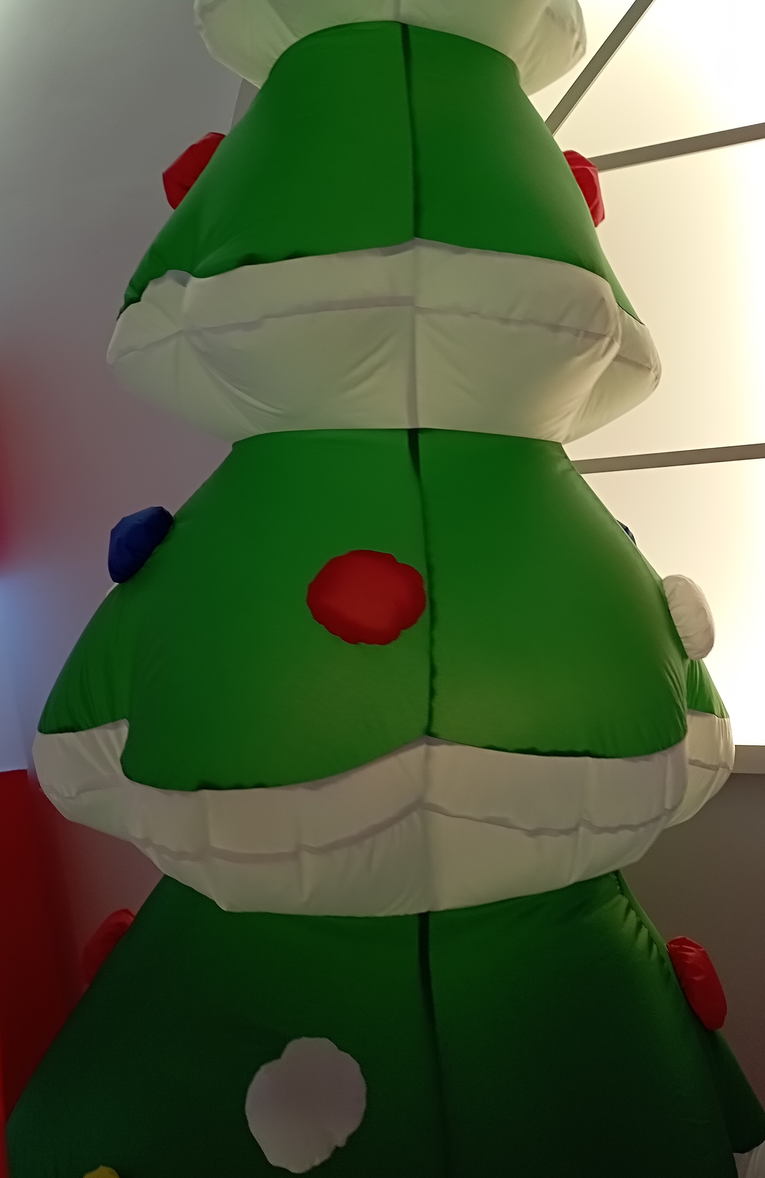 Christmas decoration inflatable mold 2.1-meter rotatable Christmas tree, polyester Christmas decoration for shopping malls and hotels Application Scenario